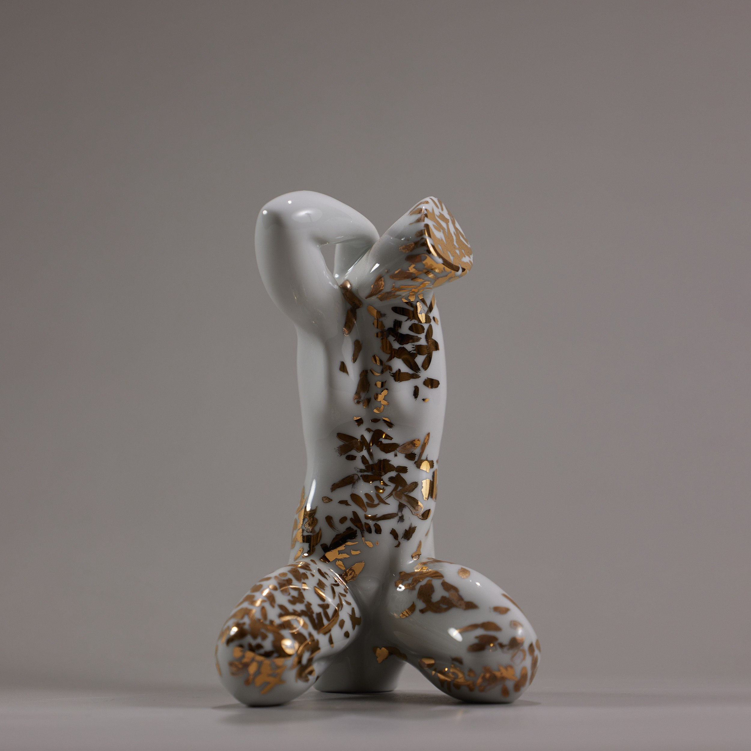 С добрым утром. Фарфор, золото. 2023.