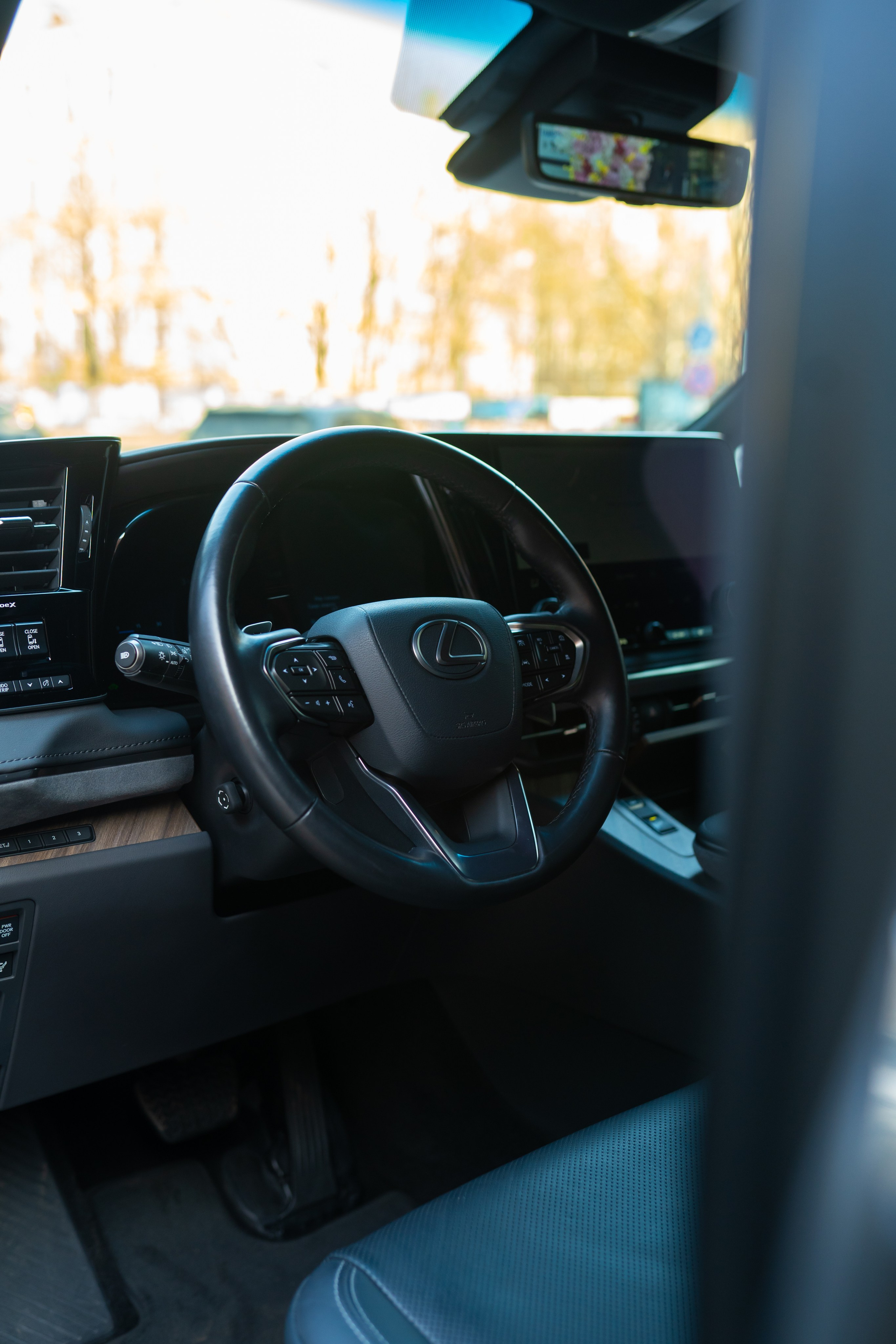 Lexus LM350h. Mirllaev