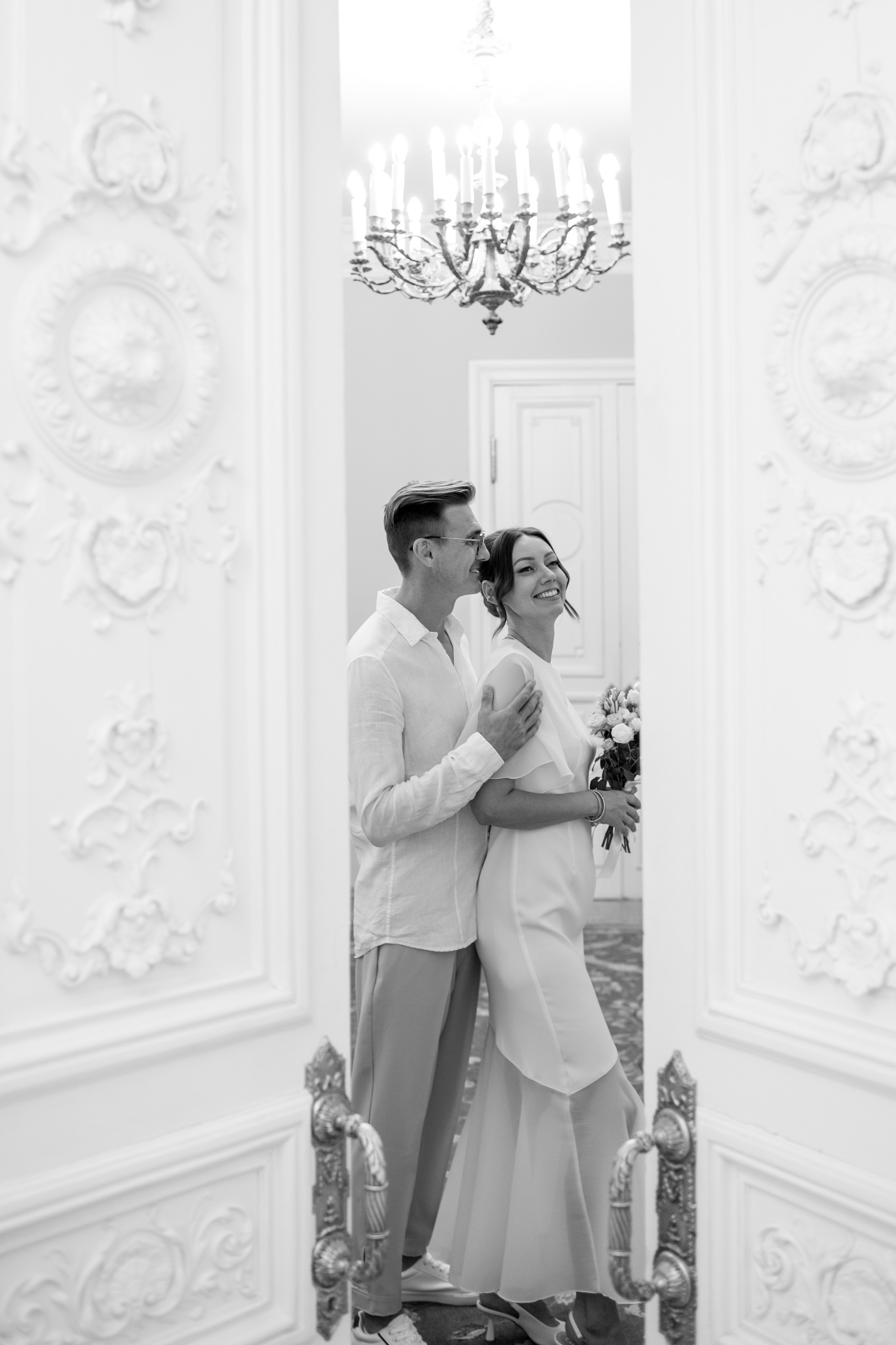 свадебная съемка в классическом интерьере ЗАГСа в центре Петербурга