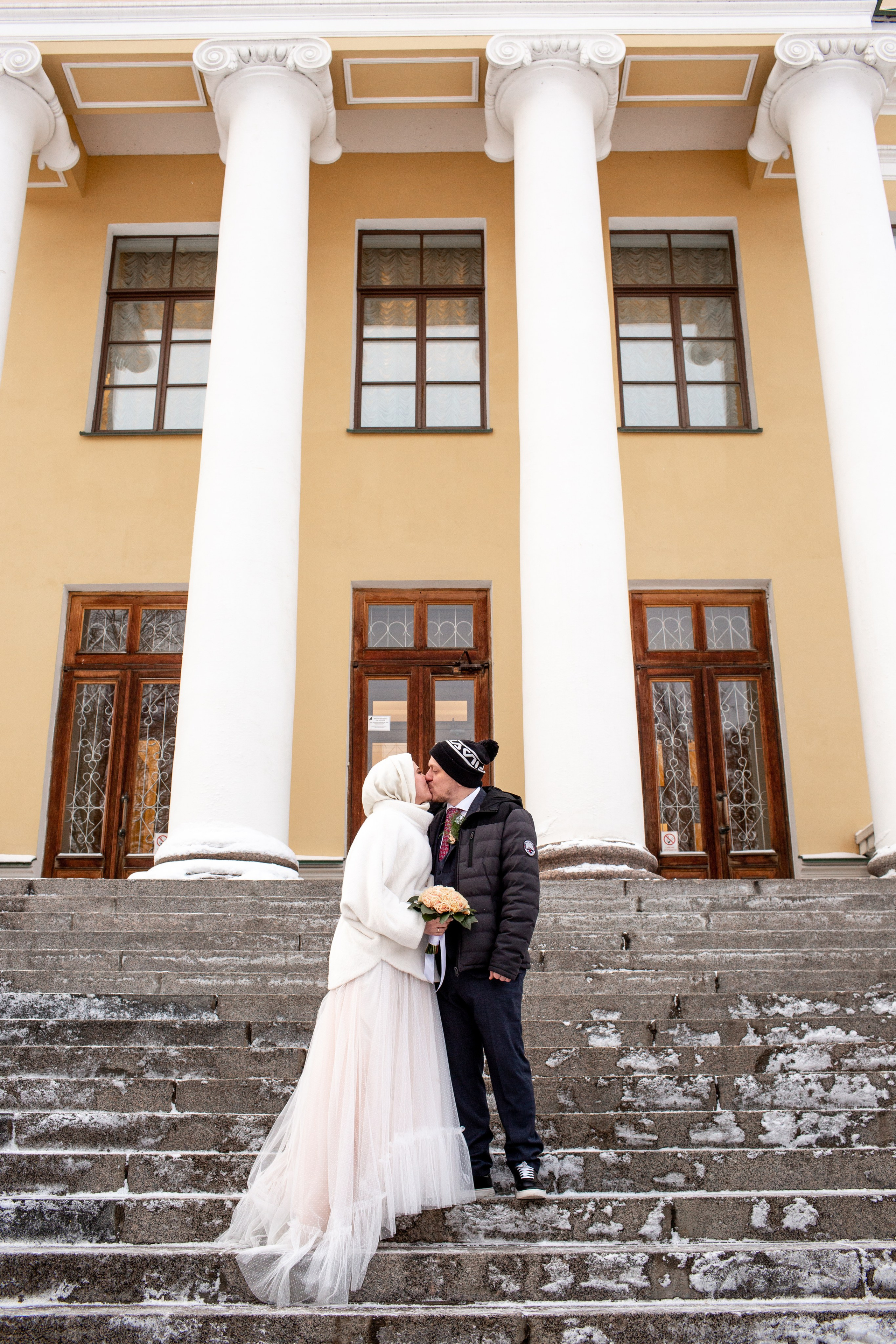 Фотосессия после регистрации брака в ЗАГСе Кировского района