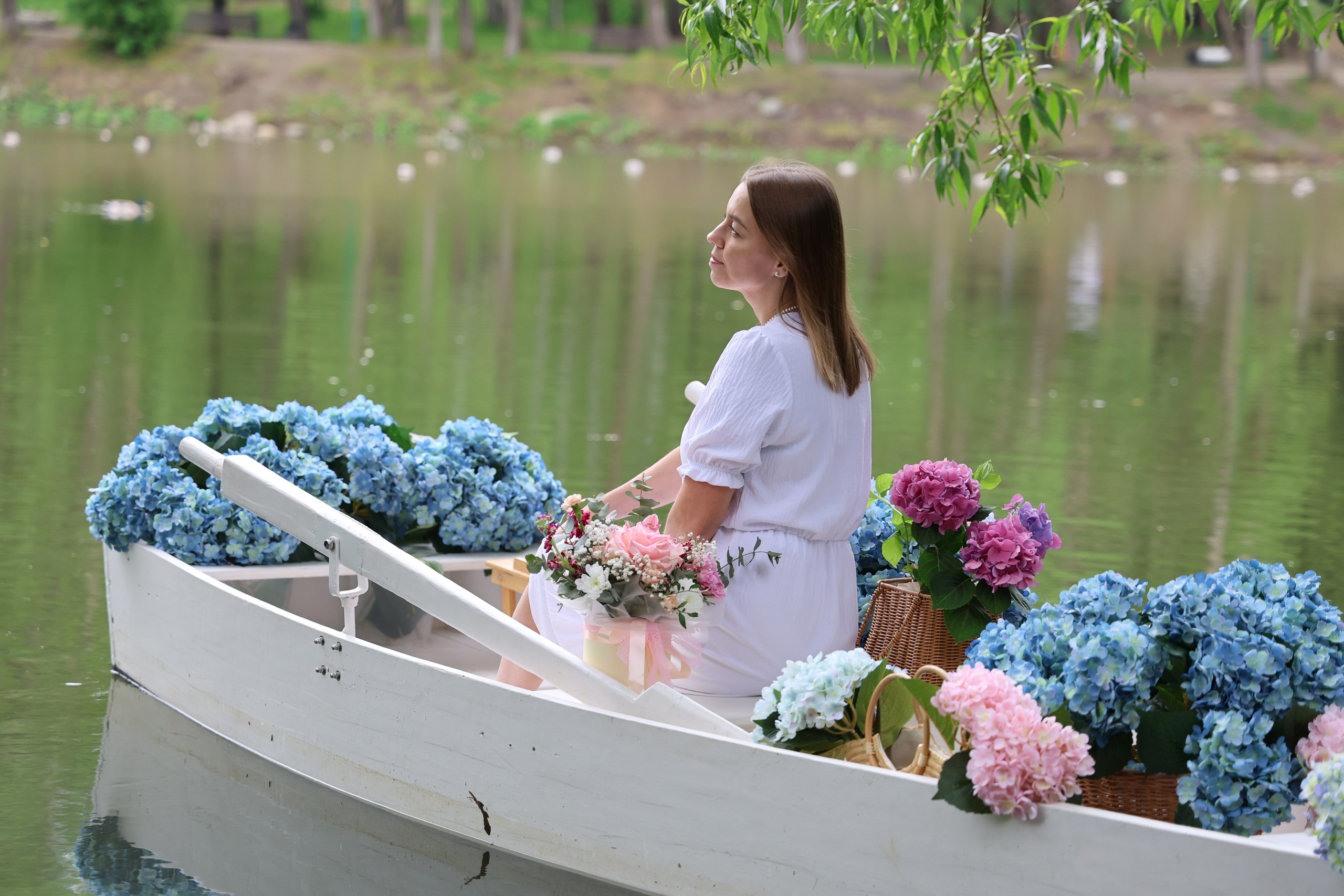 Фотосессия в лодке, лодка, озеро, платье, книга, шляпа, зонт, перчатки, весла, лето. Свадебный, семейный, женский и детский фотограф из Екатеринбурга