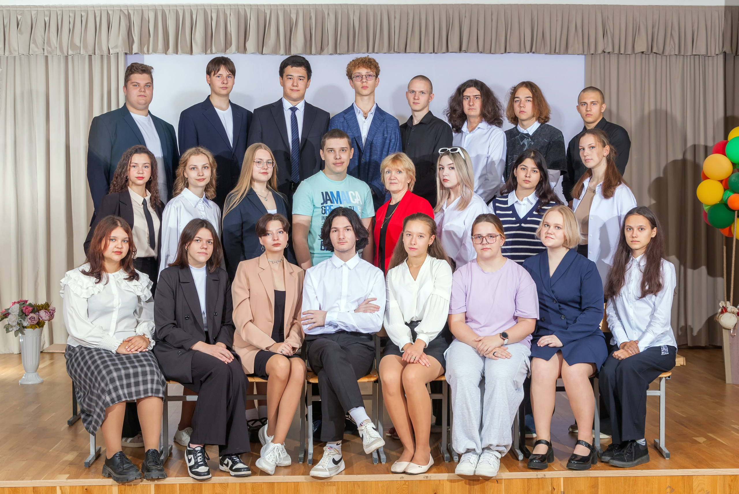 Общая фотография 9 класса снятая в актовом зале школы