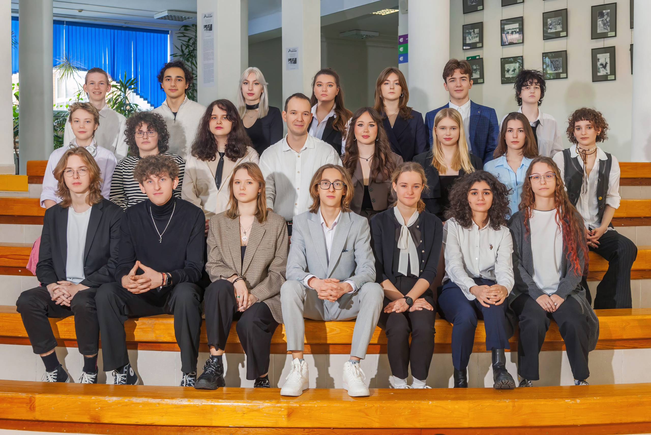 Общая фотография 9 класса снятая в фойе школы