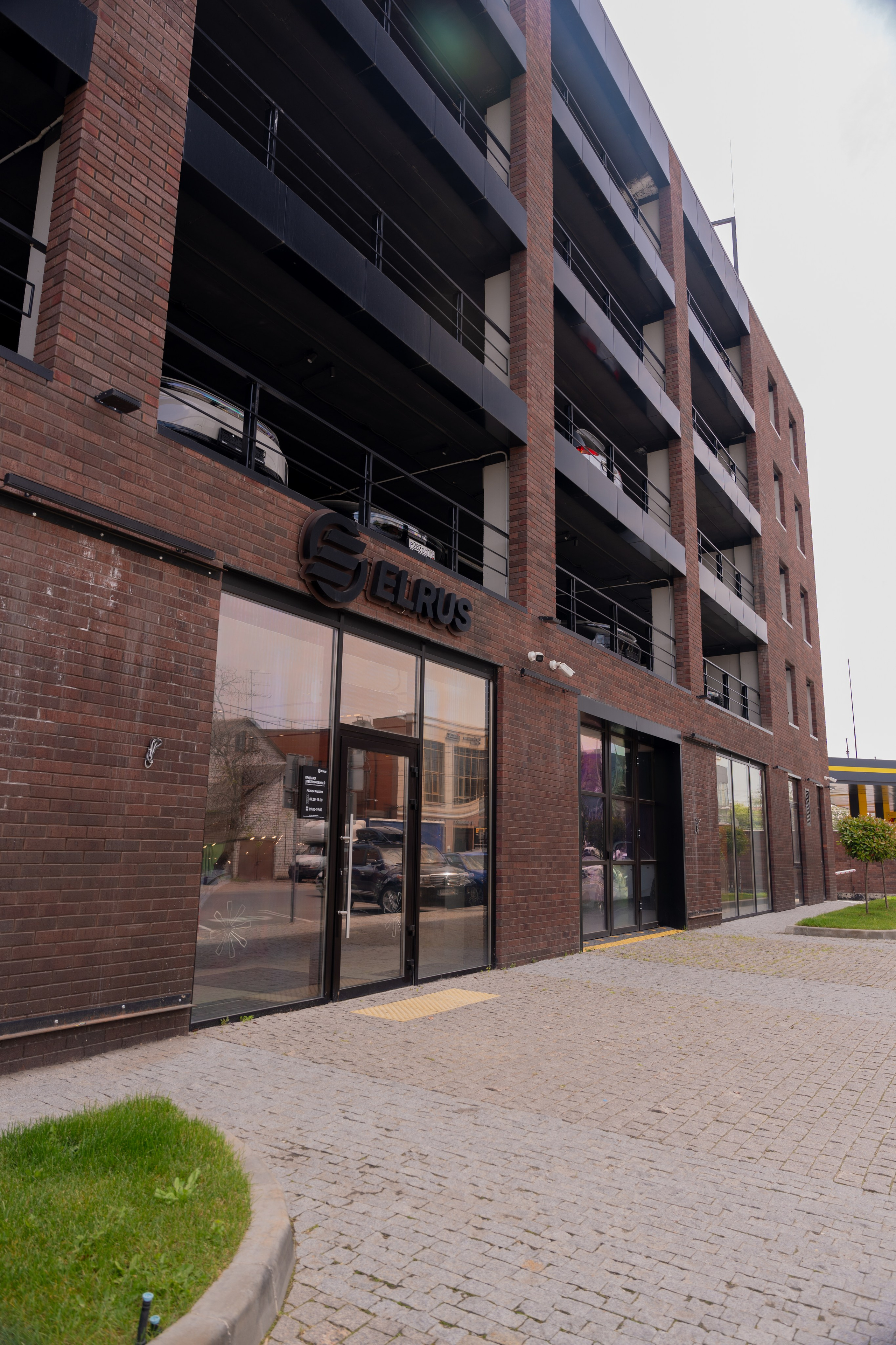 Интерьерная фотосъемка автосалона Elrus в Краснодаре. Zeekr, LiXiang Профессиональная фотосъемка интерьера премиум-автосалона в Краснодаре. Шедевры для Вас! Фотограф и Видеограф в Краснодаре Пахиев Руслан