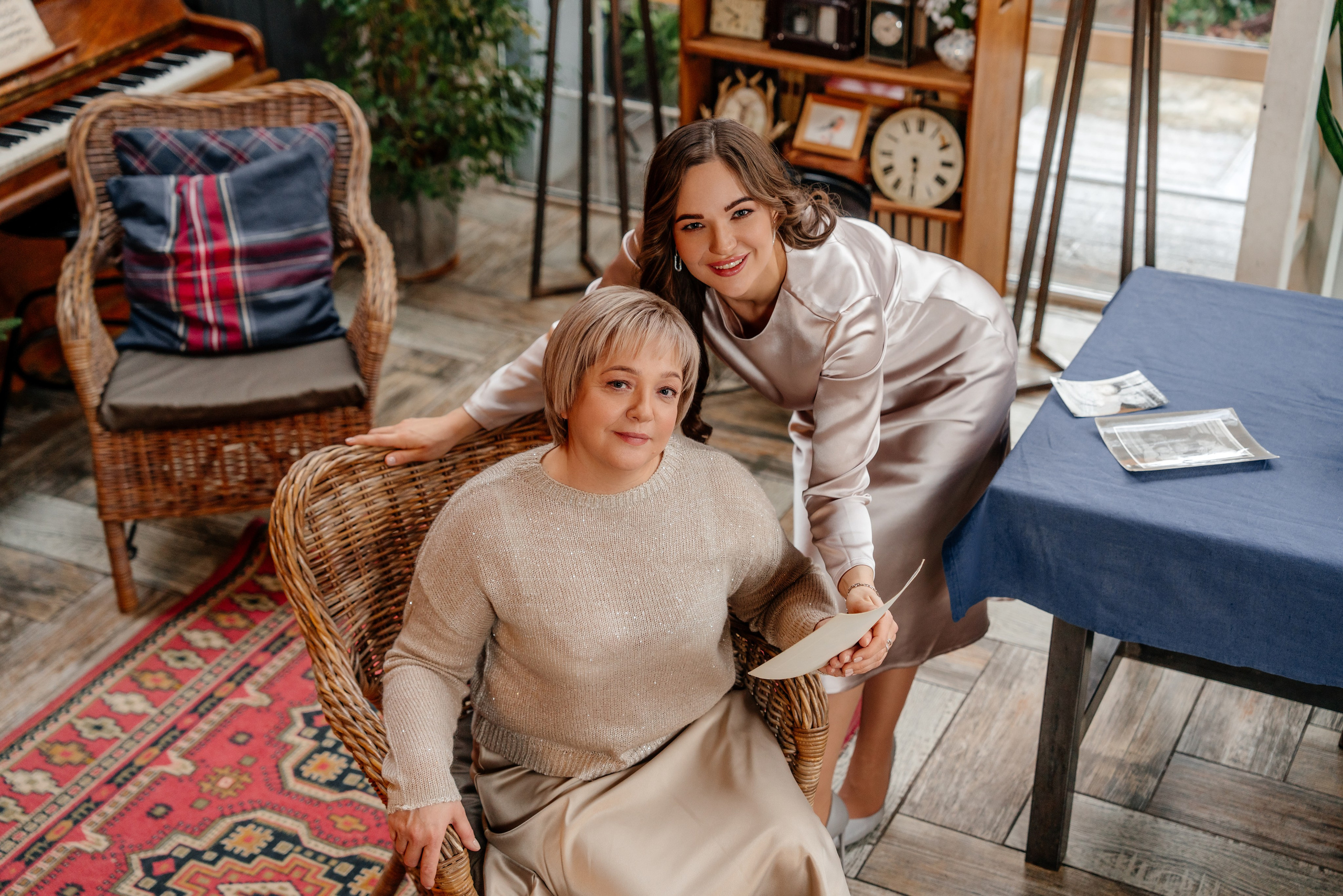 Зимняя съемка мамы и взрослой дочери. Дом Власенко. Свадебный и семейный фотограф Надежда Соловьева