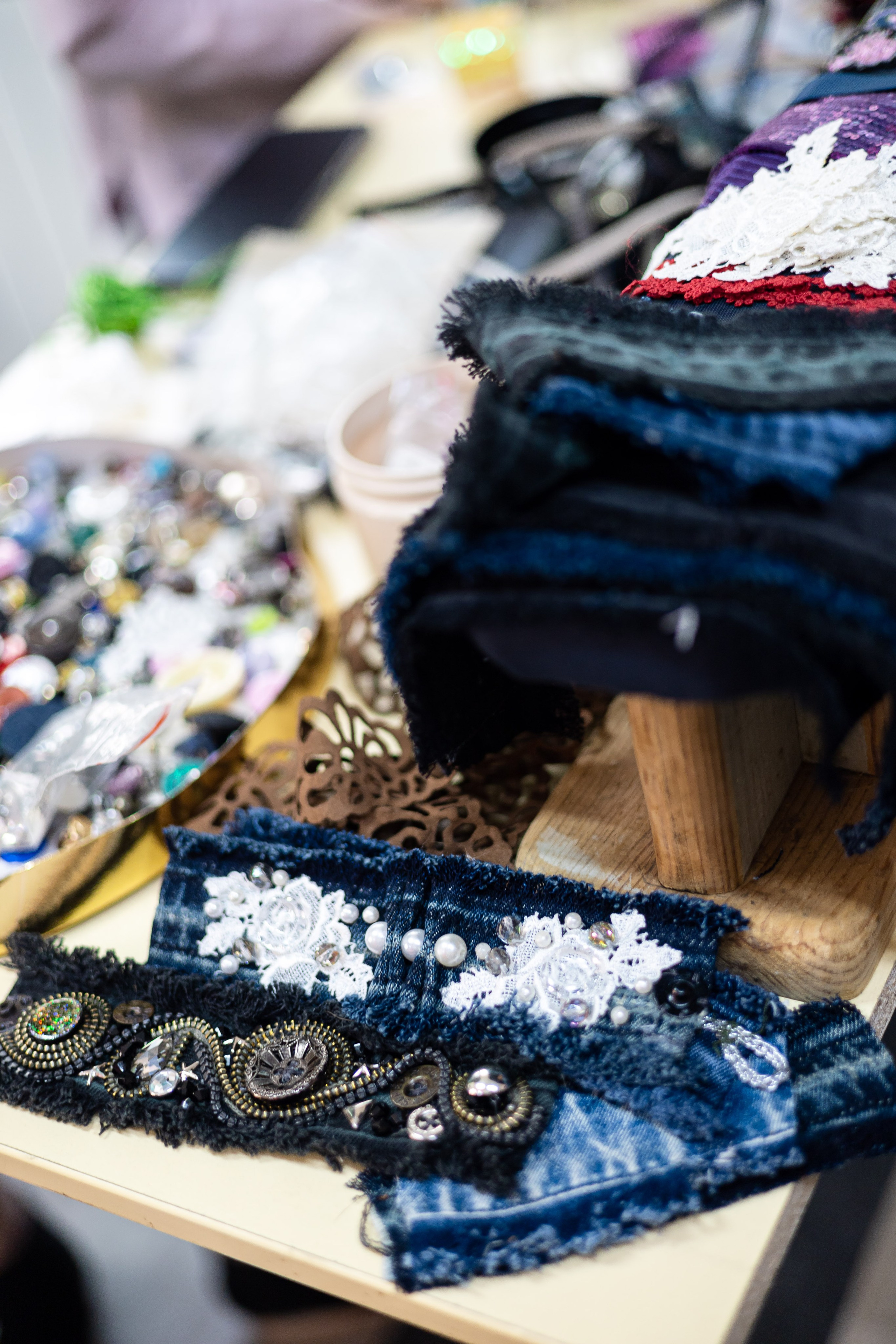 Для мастер-класс по шитью дизайнерского украшения для девочек мастер приготовила большое количество декора, фурнитуры.