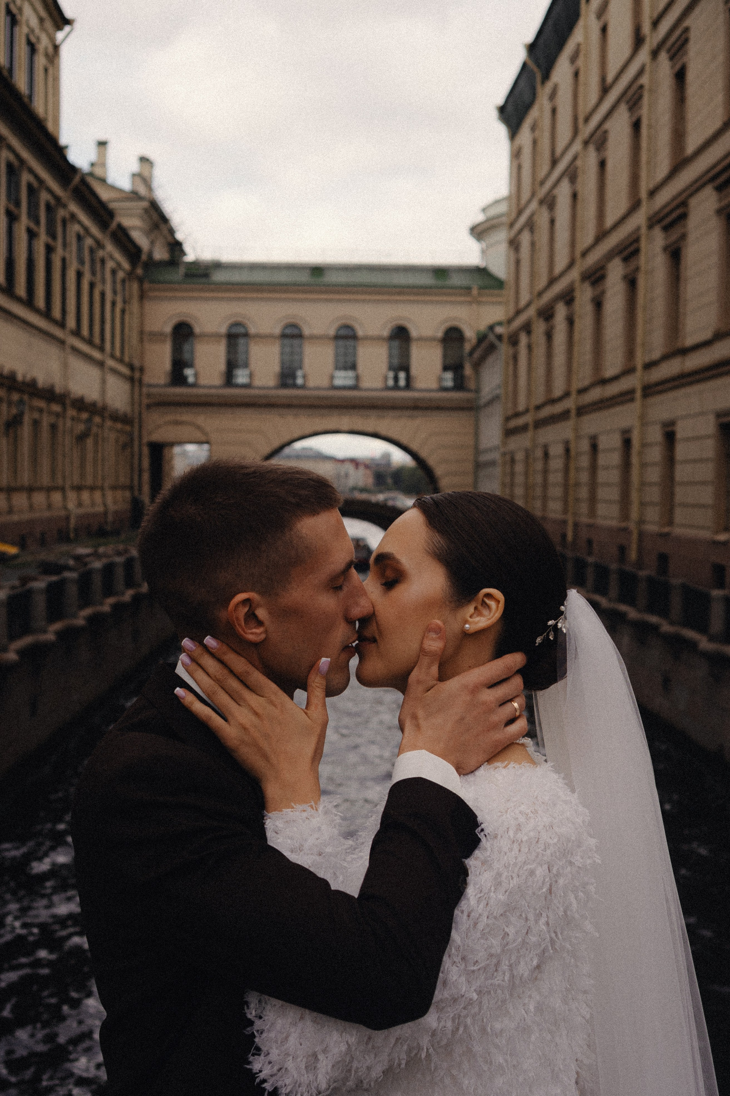 СВАДЕБНАЯ ПРОГУЛКА В САНТК-ПЕТЕРБУРГЕ (ИСАКИЕВСКИЙ СОБОР, ЗИМНЯЯ КАНАВКА, ЭРМИТАЖ И БОЛЬШАЯ МОРСКАЯ УЛИЦА). Профессиональный фотограф, Санкт-Петербург — Виктория Богомолова