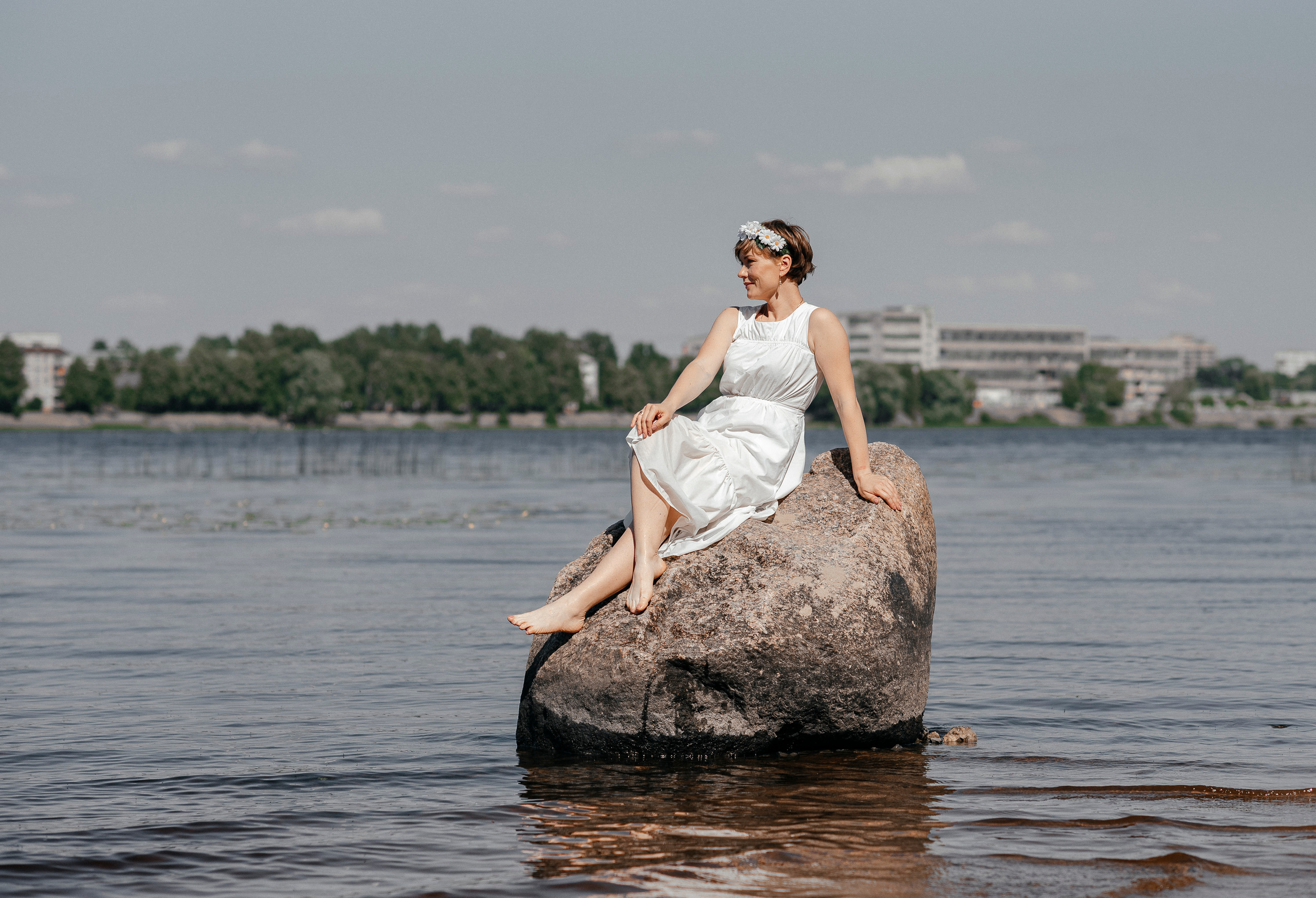 девушка на камне