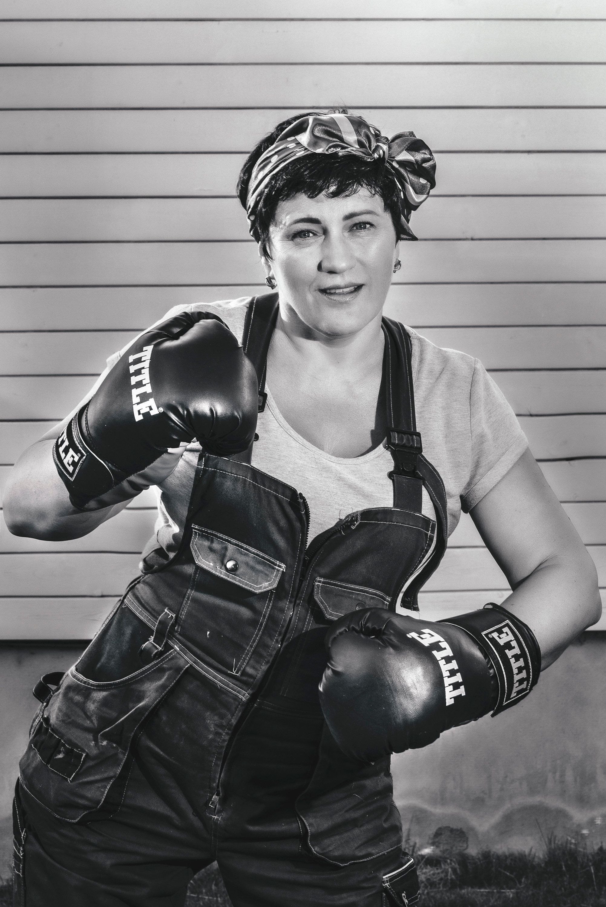 женщина и боксёрские перчатки