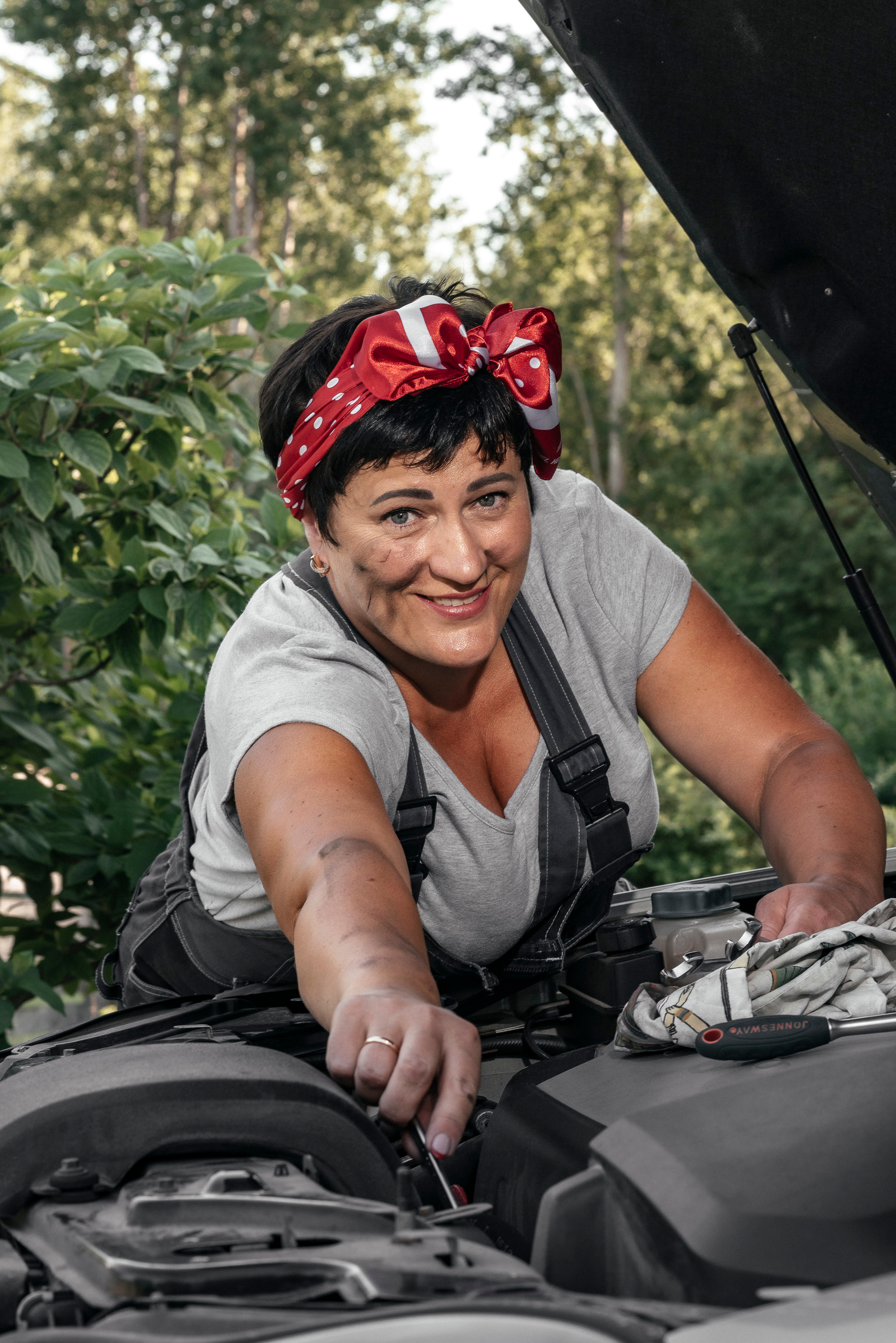 женщина ремонтирует машину