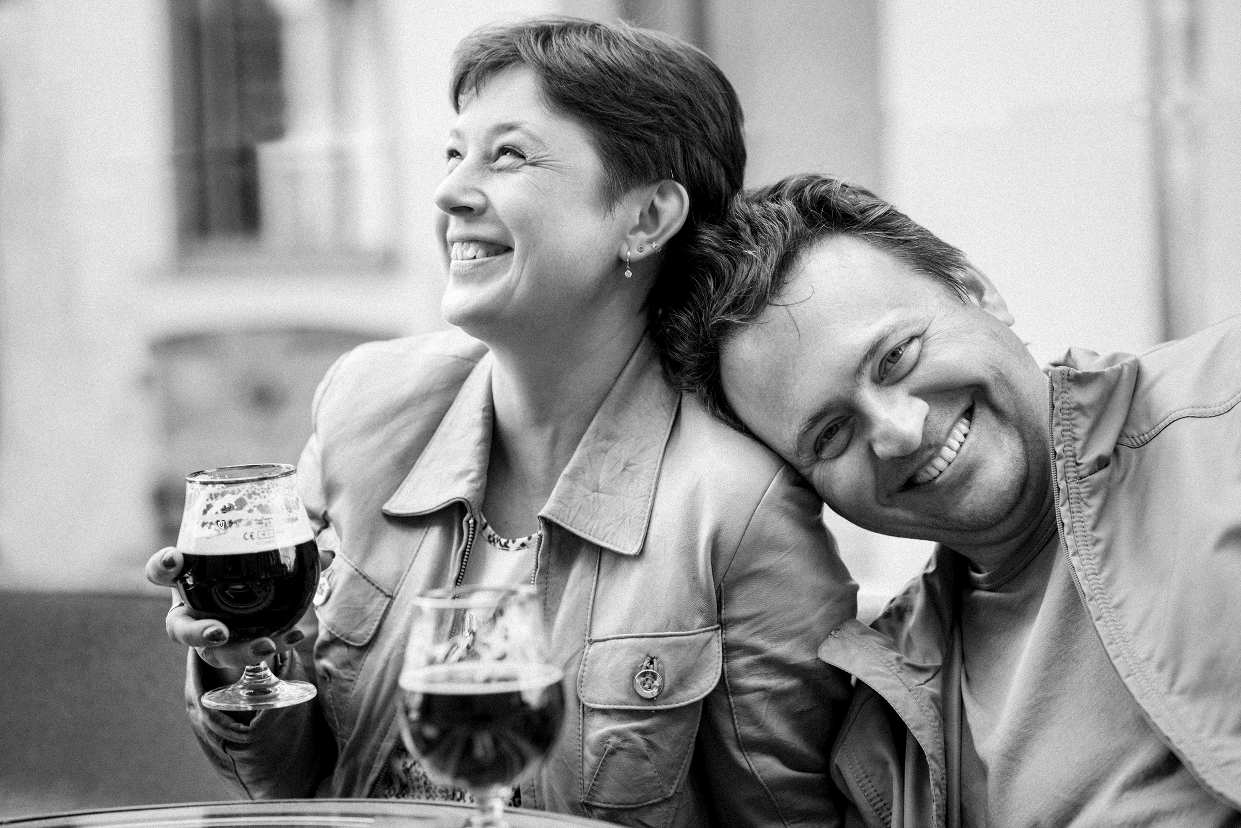 Портрет смеющихся мужчины и женщины