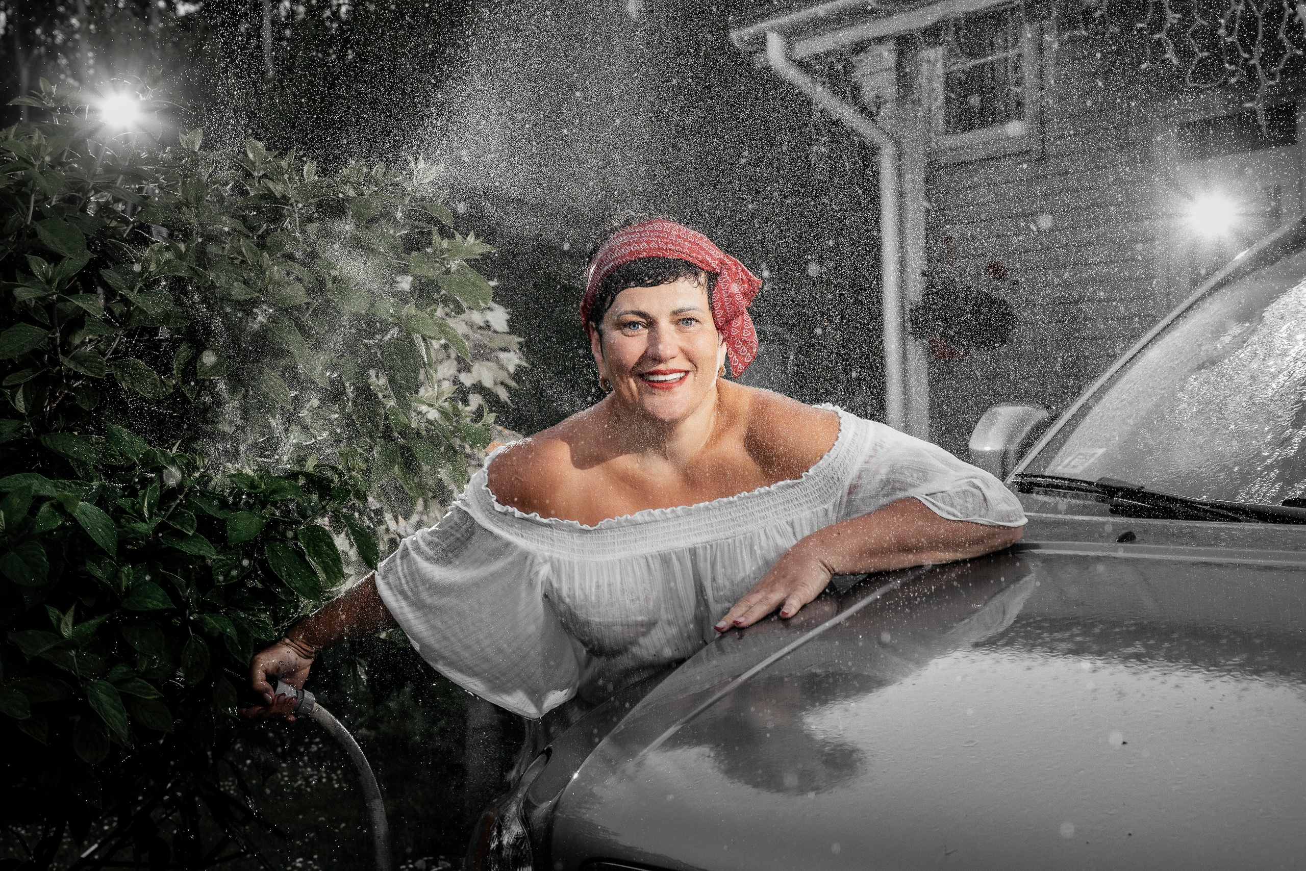 женщина моет машину