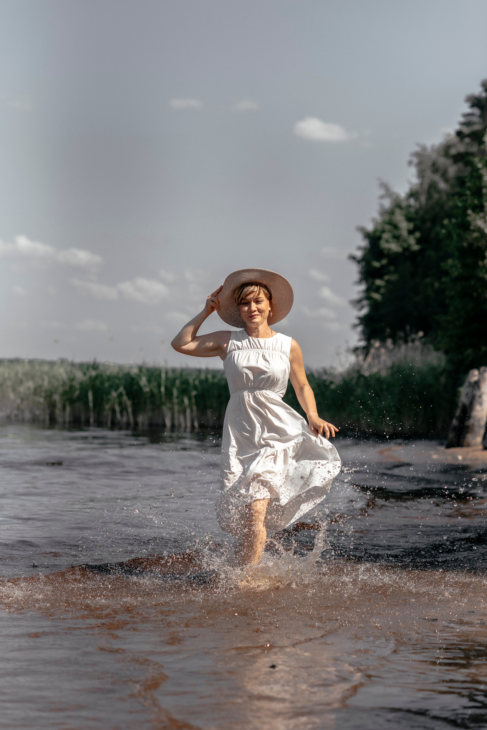 девушка бежит по воде