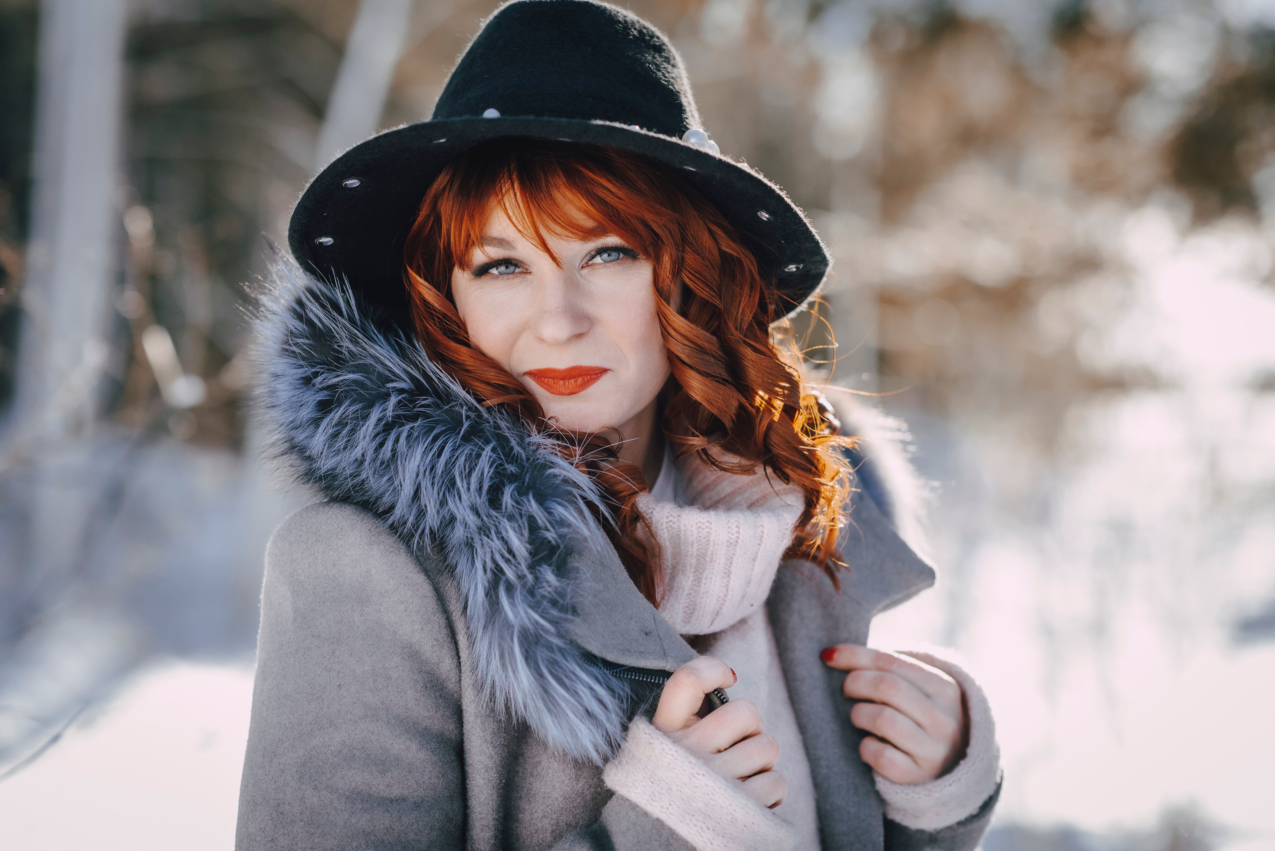 Зимний портрет девушки в шляпе