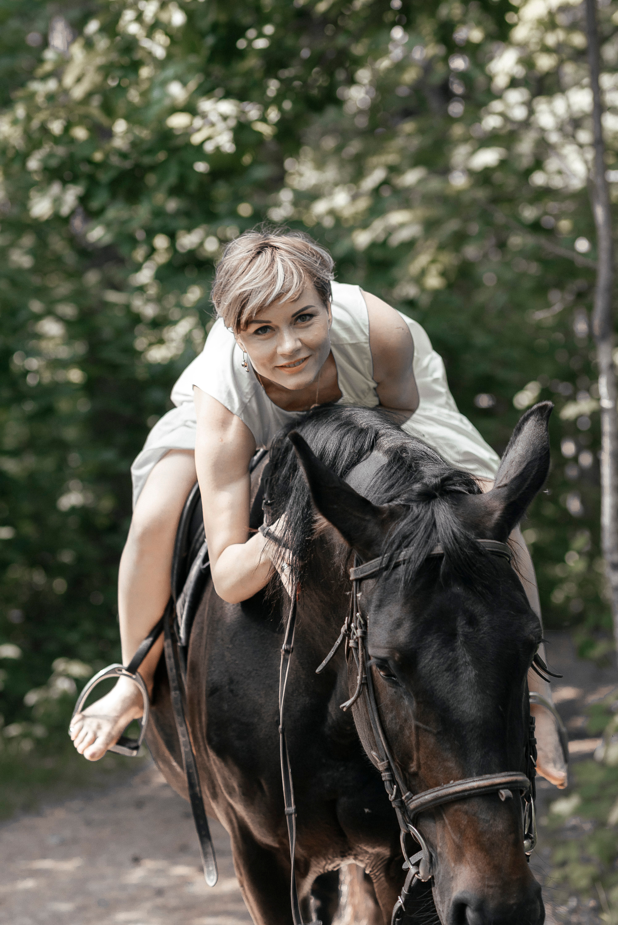 девушка скачет на коне