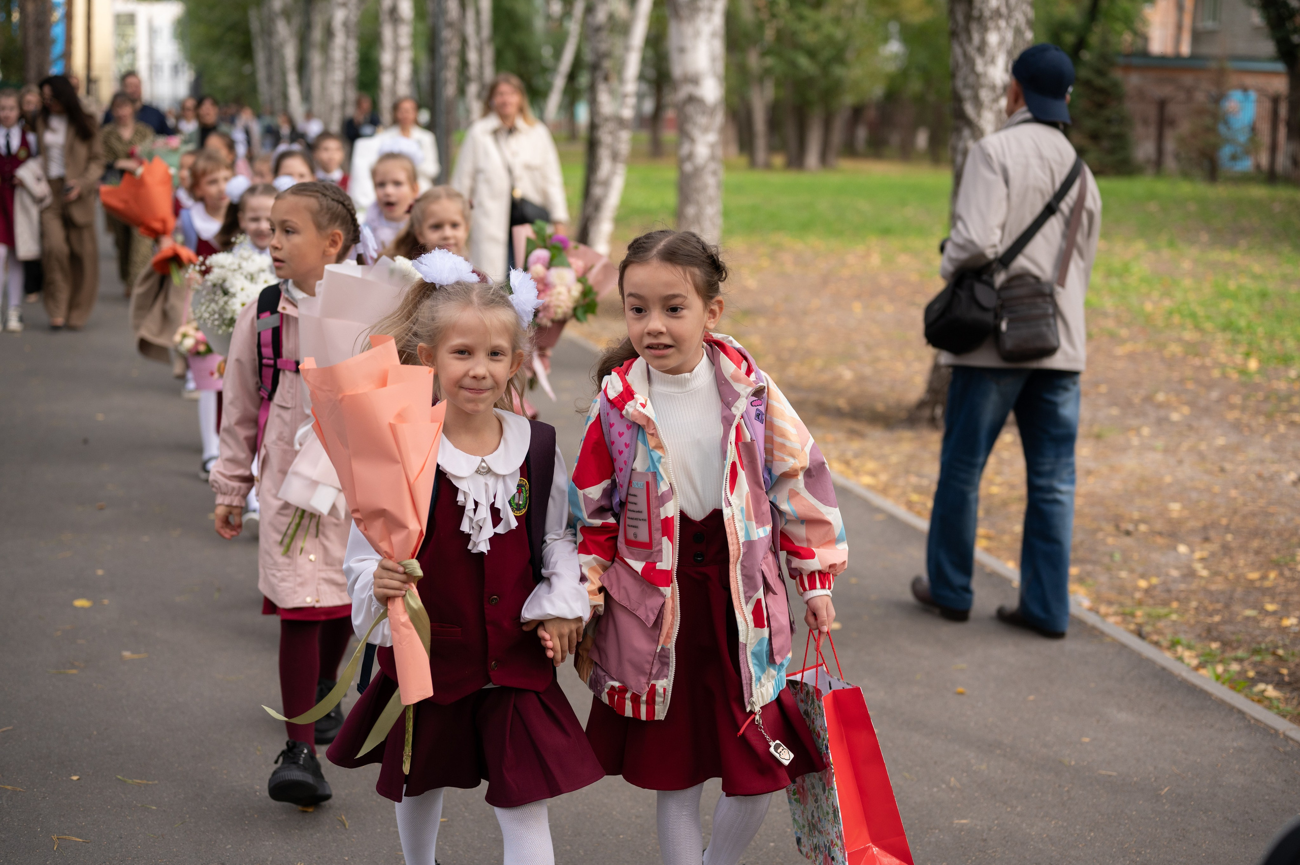 1 сентября 16 гимназия 2 класс (линейка + в классе+ на улице). Фотограф новорожденных, семейный детский в Тюмени Татьяна Морозова