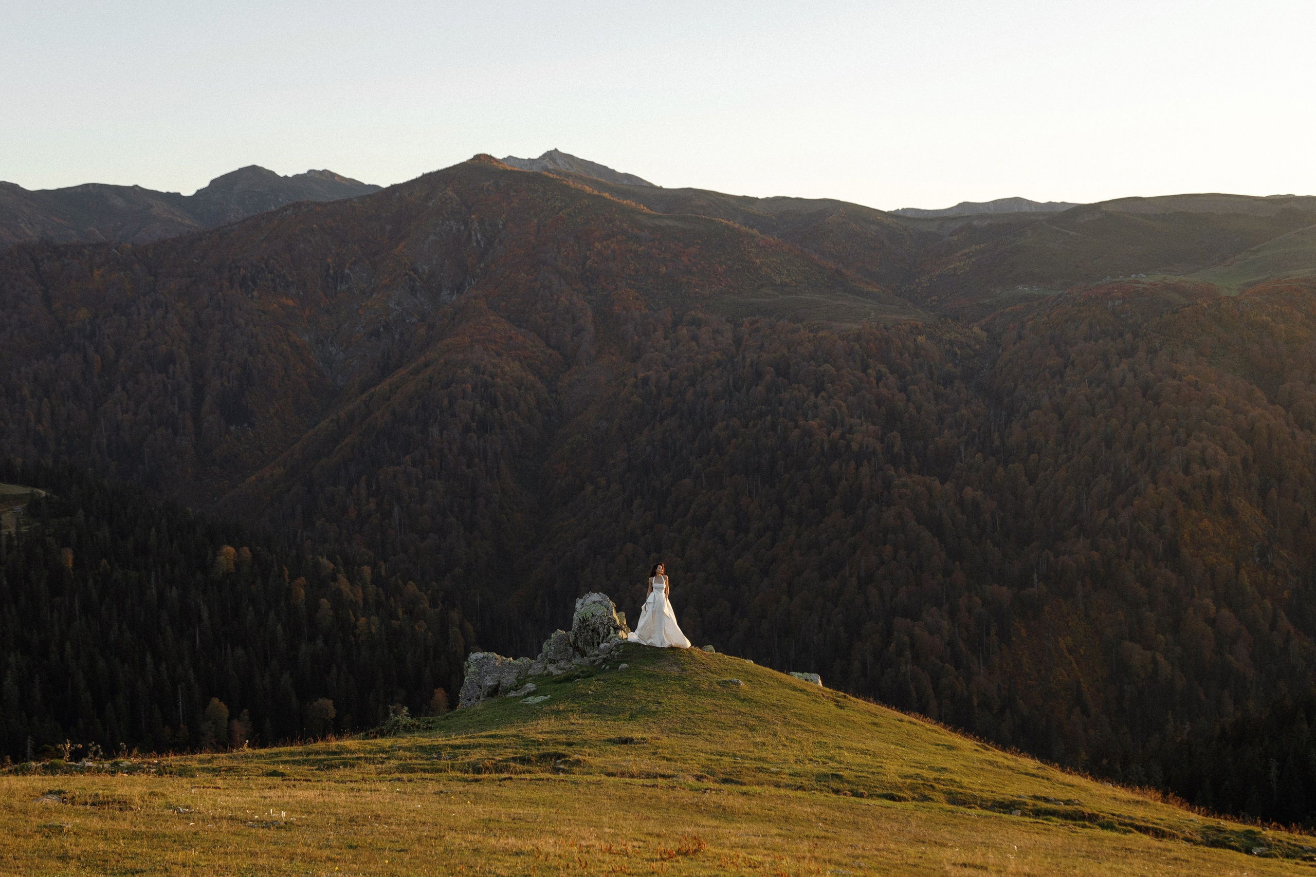 Свадьба в горах на закате