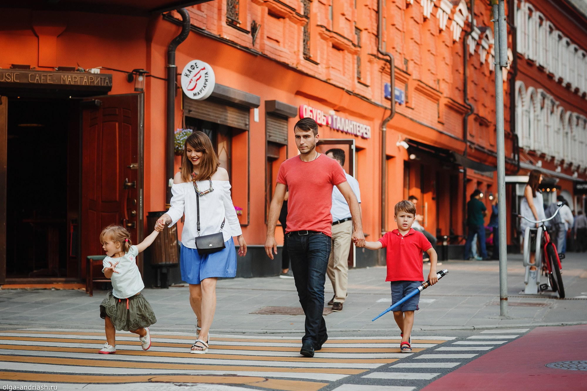 Прогулки на Патриарших прудах. Семейный, портретный и свадебный фотограф в Санкт-Петербурге и Москве