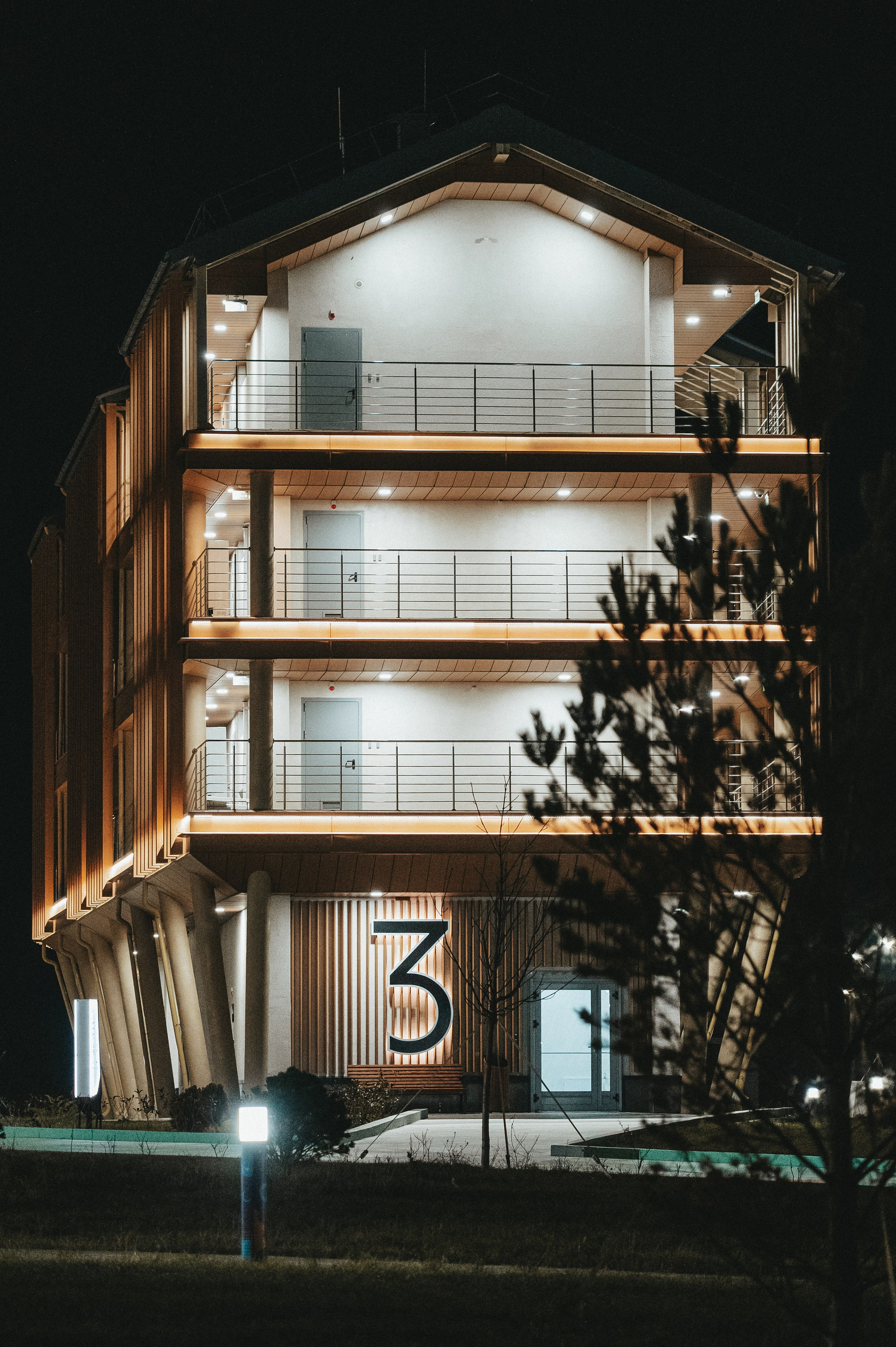 Фотосъемка экстерьера ночной территории гостиницы в Ростовской области