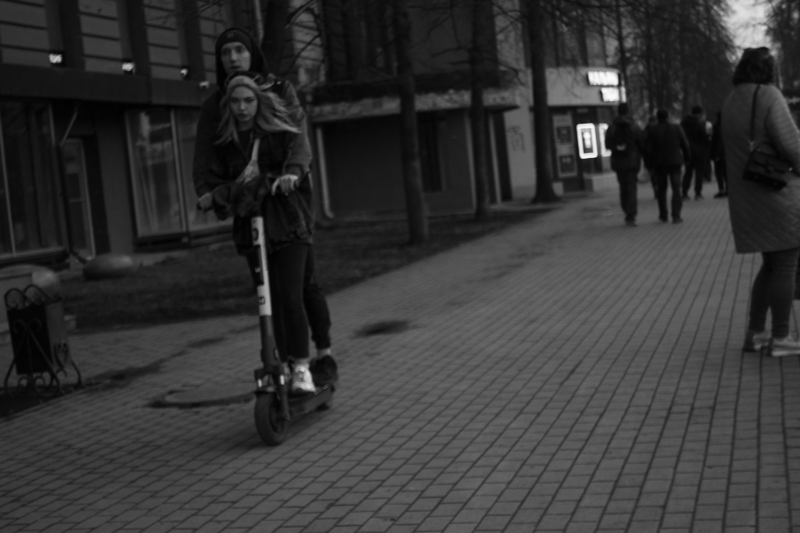 Пара на самокате. Стритфото