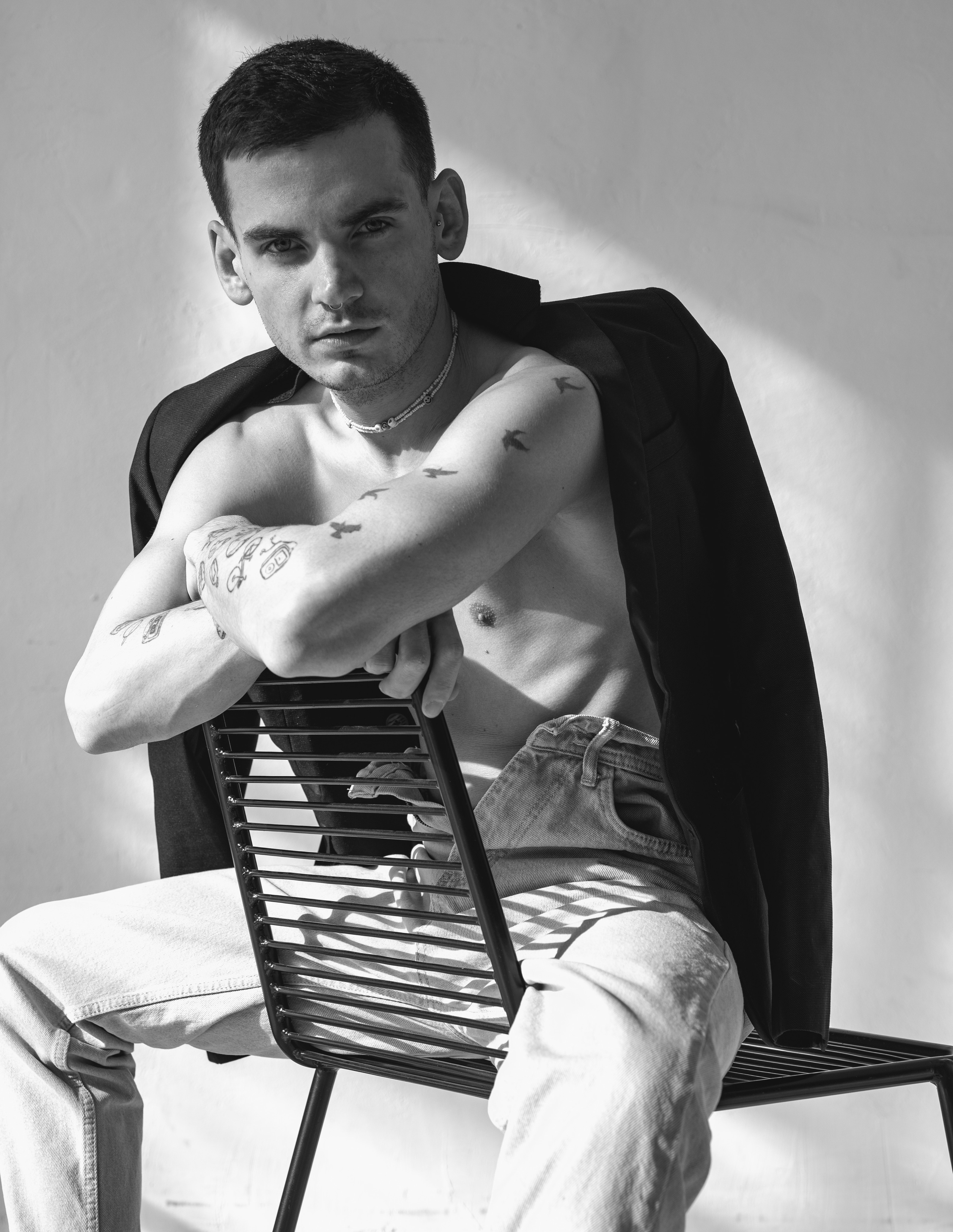 Вадим. ч/б портрет в светлой студии. Фотосессия в Спб в студии, фотограф Панютина Марина