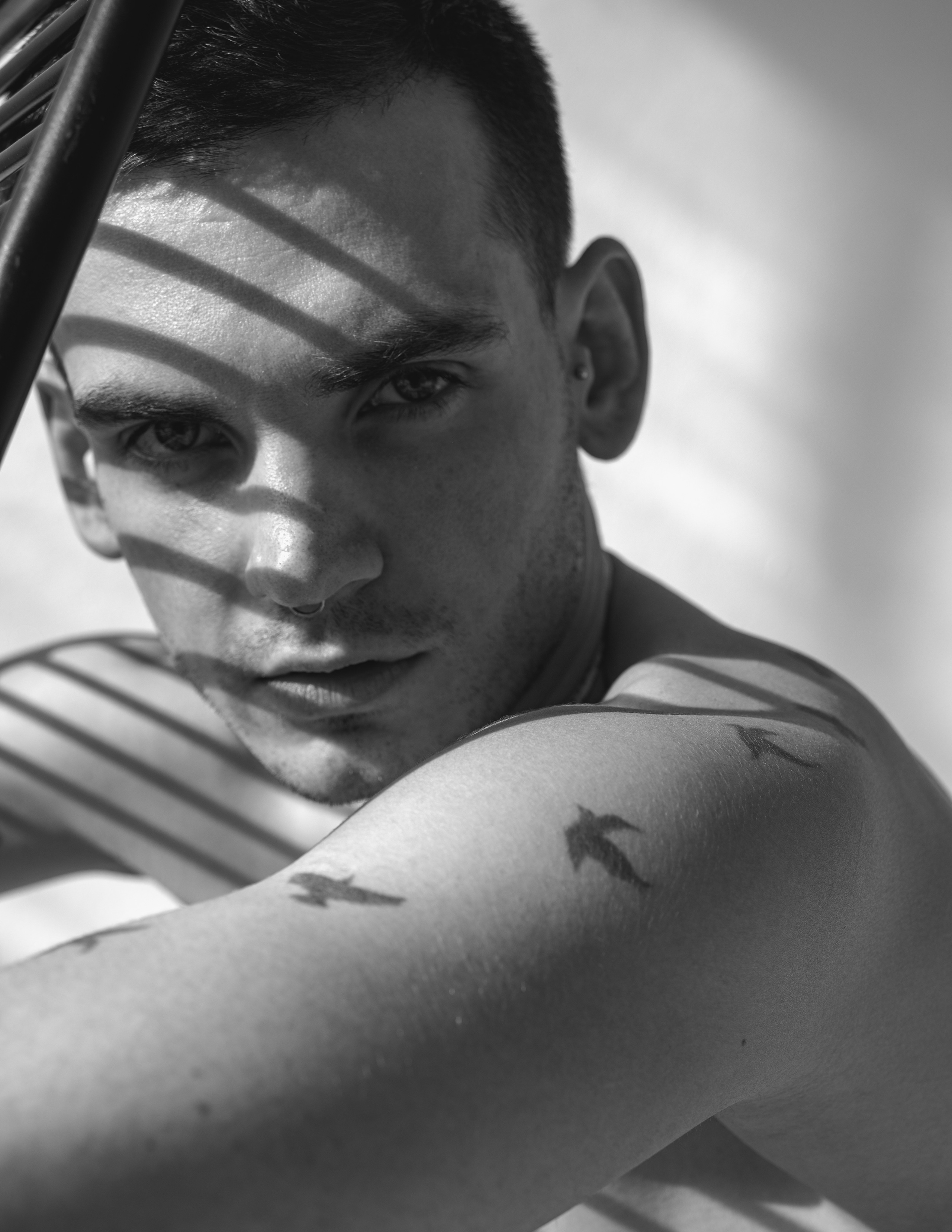 Вадим. ч/б портрет в светлой студии. Фотосессия в Спб в студии, фотограф Панютина Марина