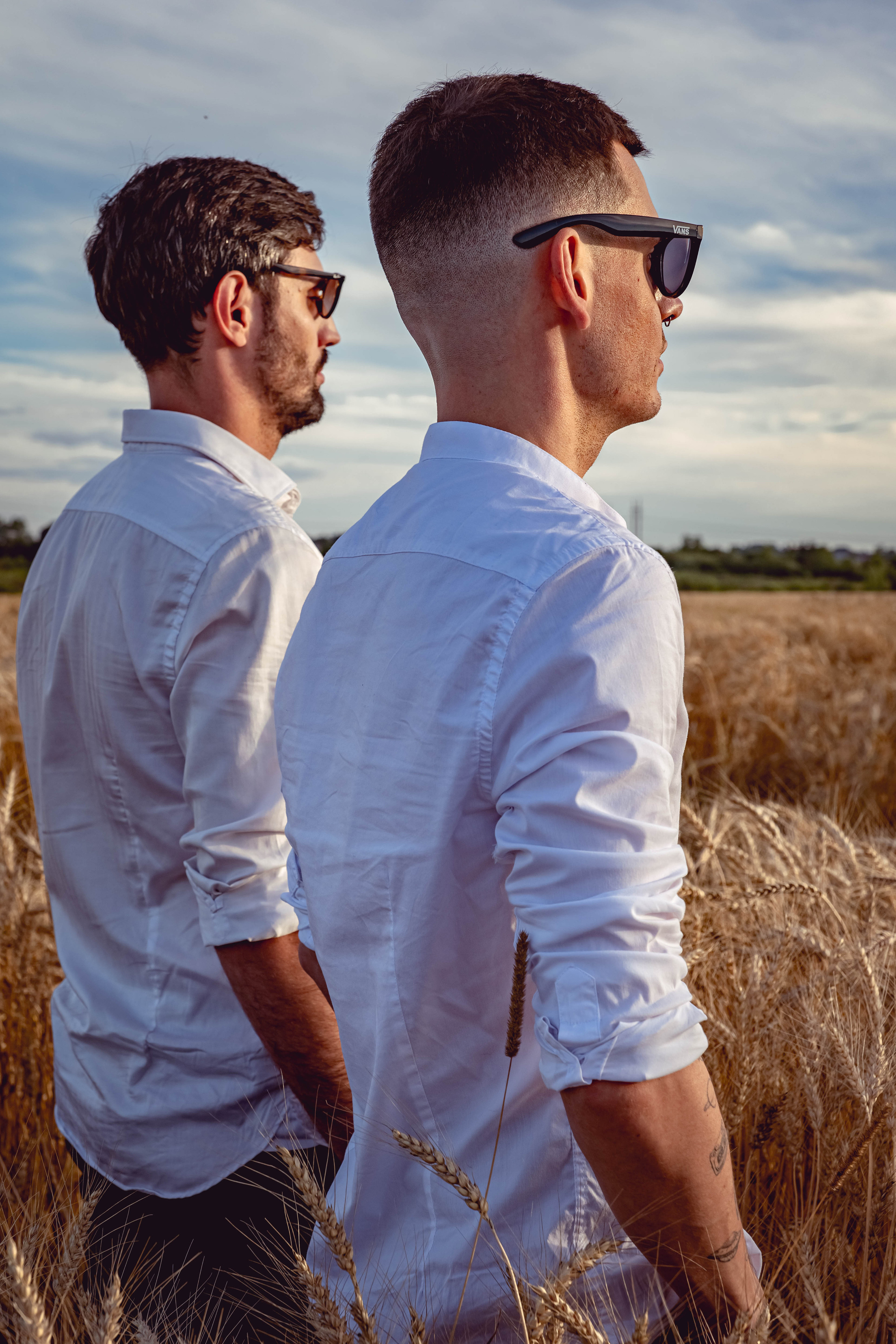 Вадим и Иван в поле. Фотосессия в Спб в студии, фотограф Панютина Марина