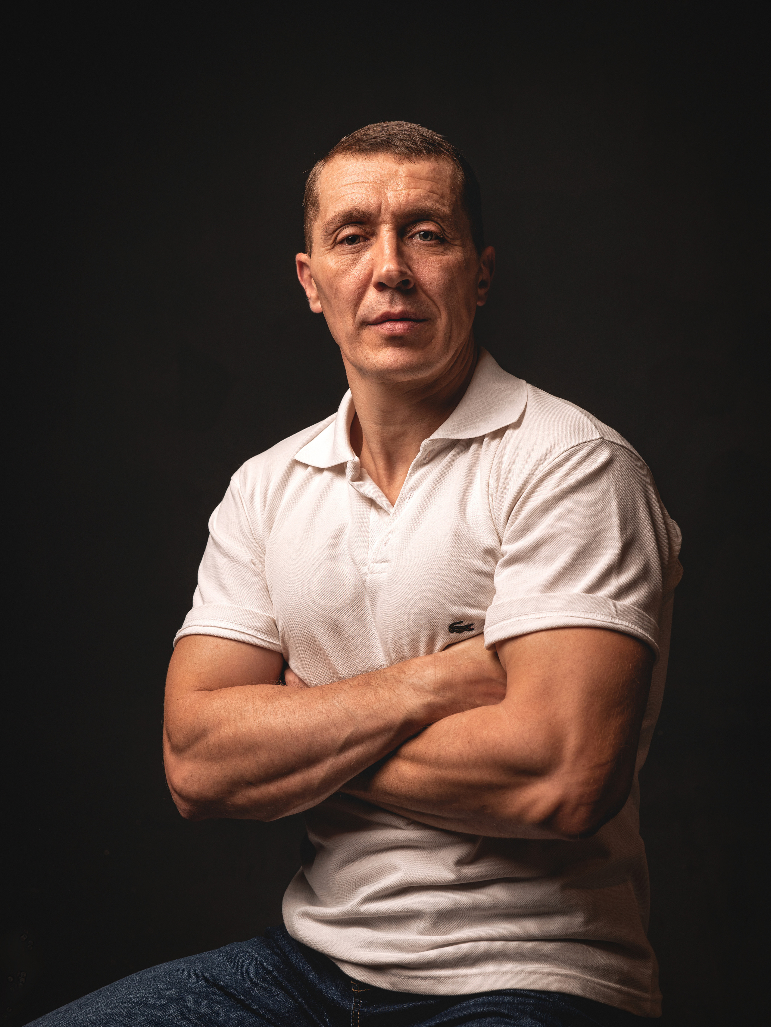 Алексей. Мужской портрет на черном фоне. Фотосессия в Спб в студии, фотограф Панютина Марина