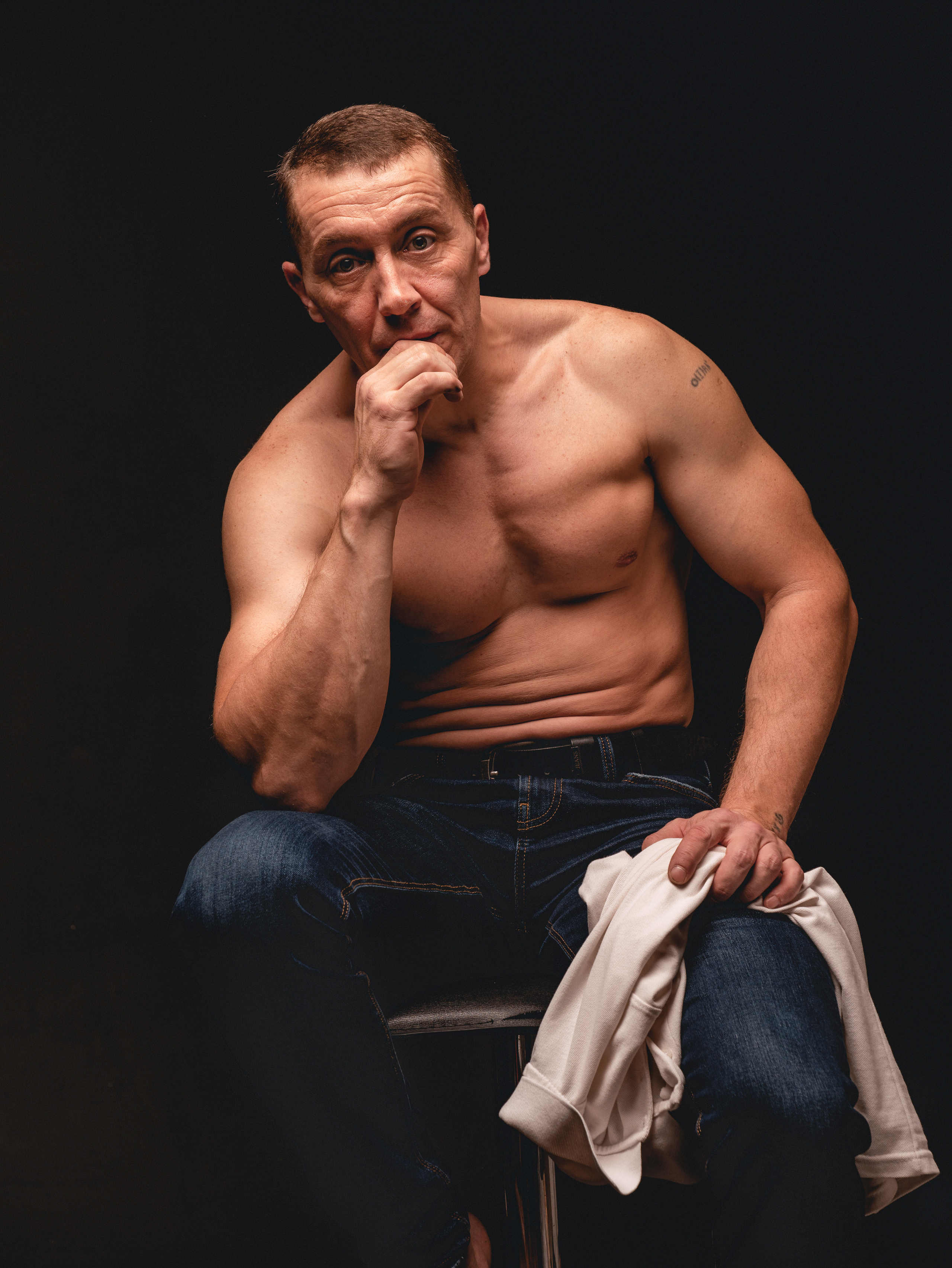 Алексей. Мужской портрет на черном фоне. Фотосессия в Спб в студии, фотограф Панютина Марина