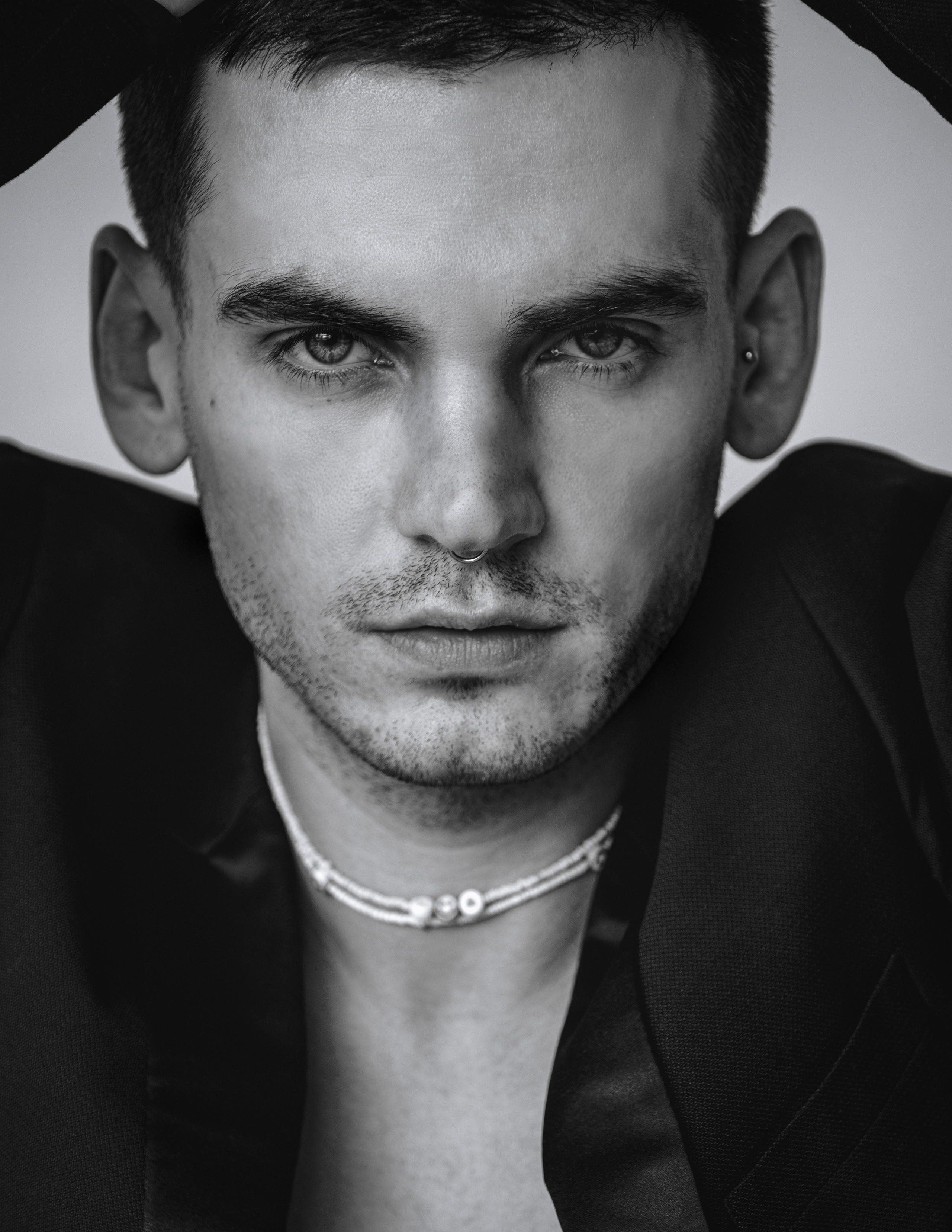 Вадим. ч/б портрет в светлой студии. Фотосессия в Спб в студии, фотограф Панютина Марина