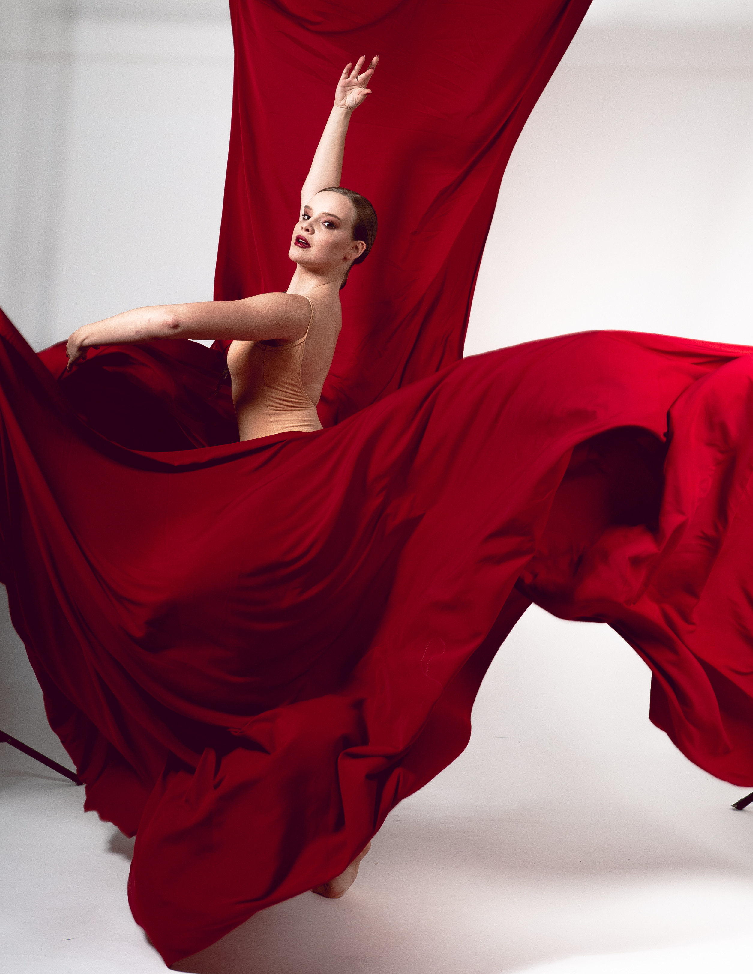 Вера. Фотосессия с красной летящей тканью. Фотосессия в Спб в студии, фотограф Панютина Марина