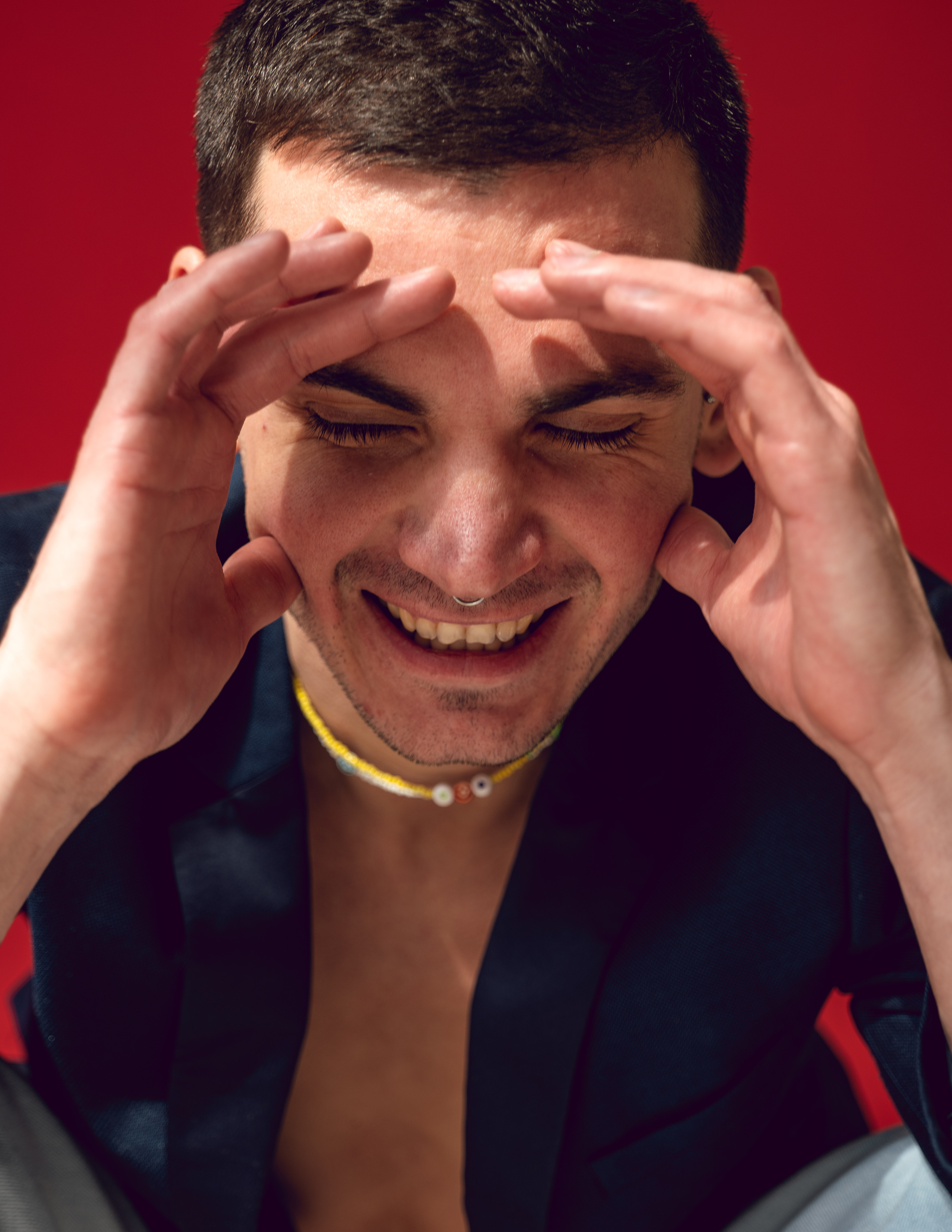 Вадим. ч/б портрет в светлой студии. Фотосессия в Спб в студии, фотограф Панютина Марина