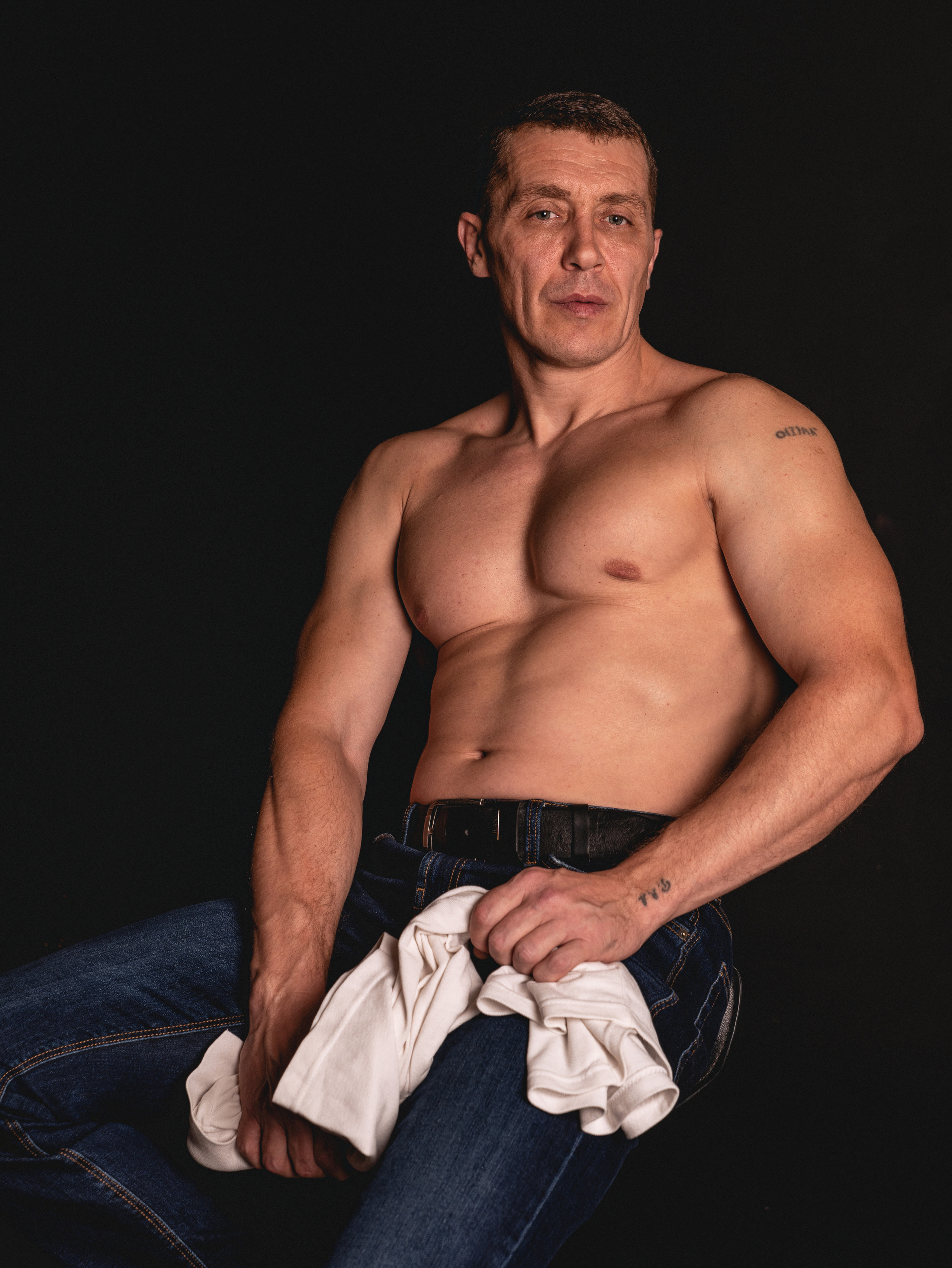 Алексей. Мужской портрет на черном фоне. Фотосессия в Спб в студии, фотограф Панютина Марина