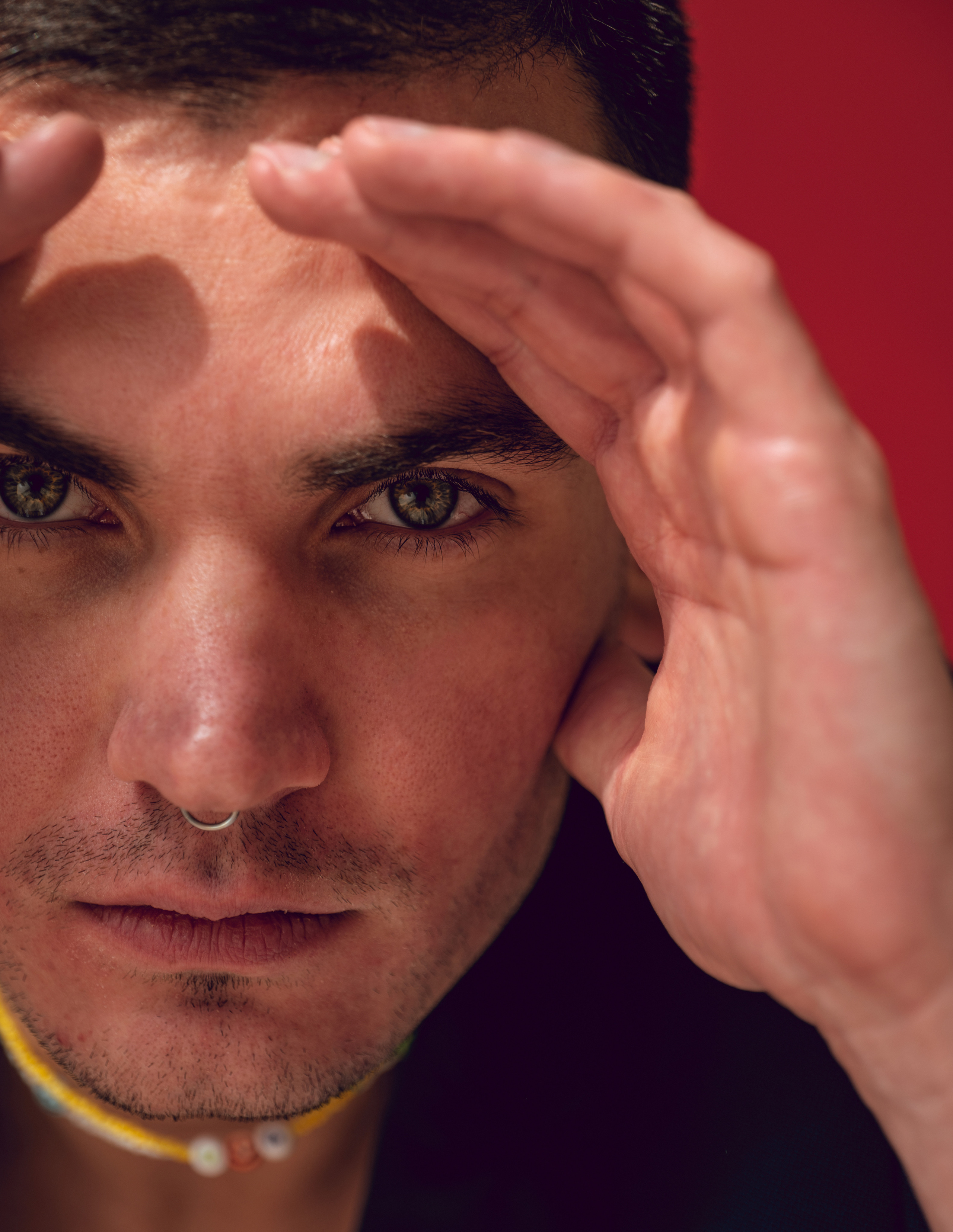 Вадим. ч/б портрет в светлой студии. Фотосессия в Спб в студии, фотограф Панютина Марина