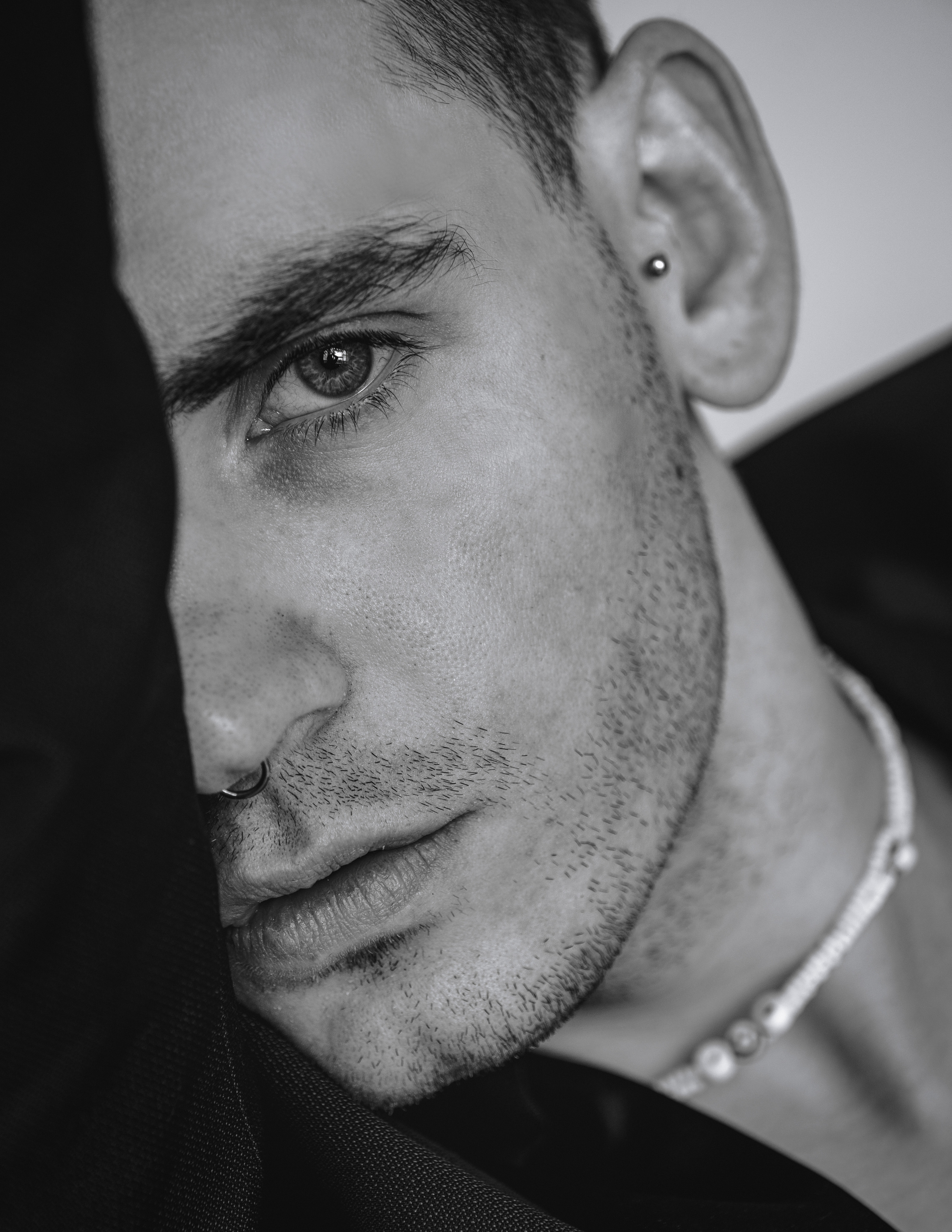 Вадим. ч/б портрет в светлой студии. Фотосессия в Спб в студии, фотограф Панютина Марина