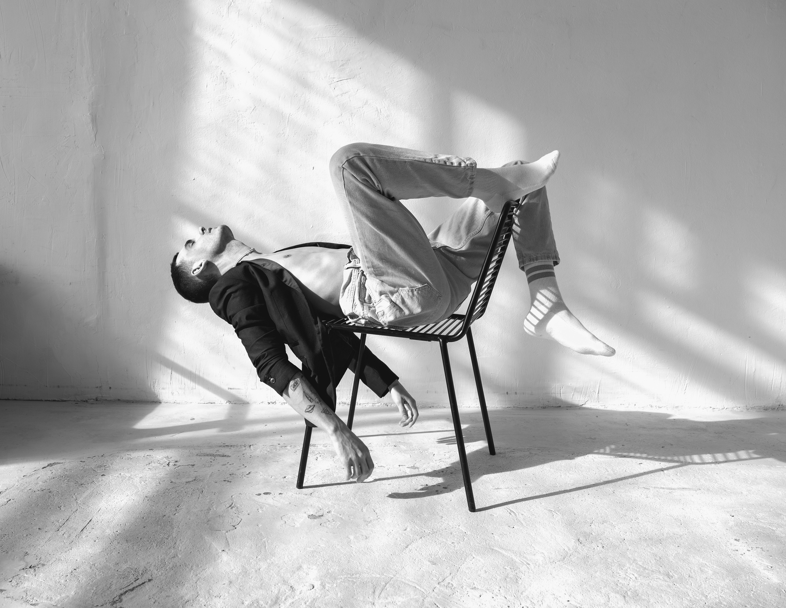 Вадим. ч/б портрет в светлой студии. Фотосессия в Спб в студии, фотограф Панютина Марина