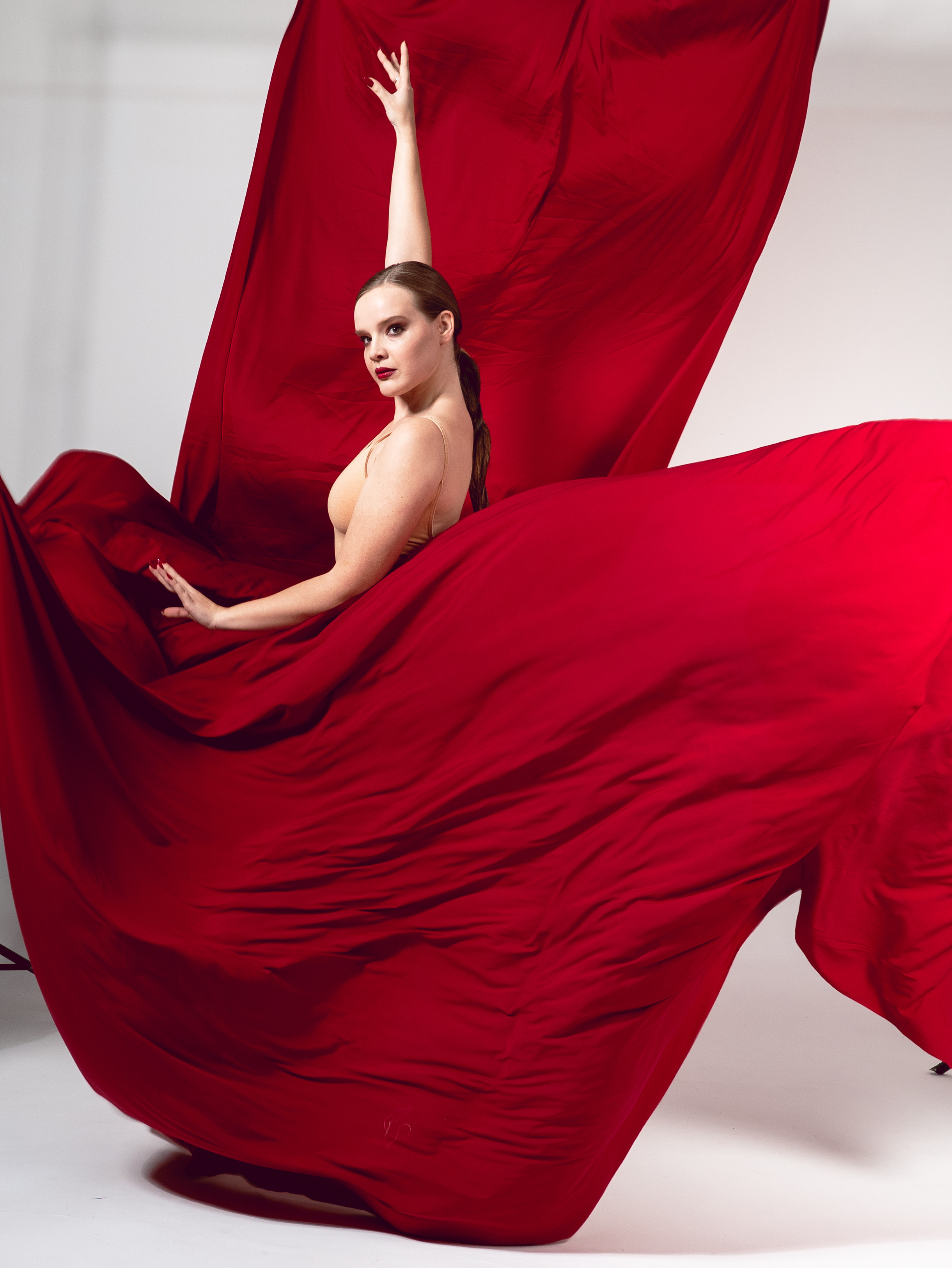 Вера. Фотосессия с красной летящей тканью. Фотосессия в Спб в студии, фотограф Панютина Марина
