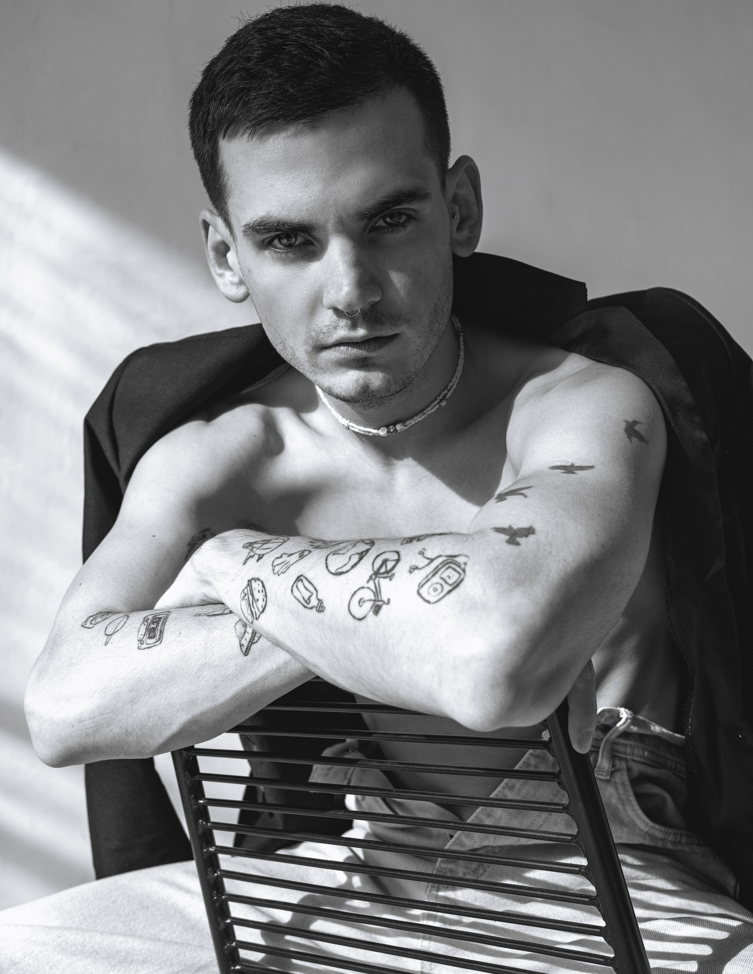 Вадим. ч/б портрет в светлой студии. Фотосессия в Спб в студии, фотограф Панютина Марина