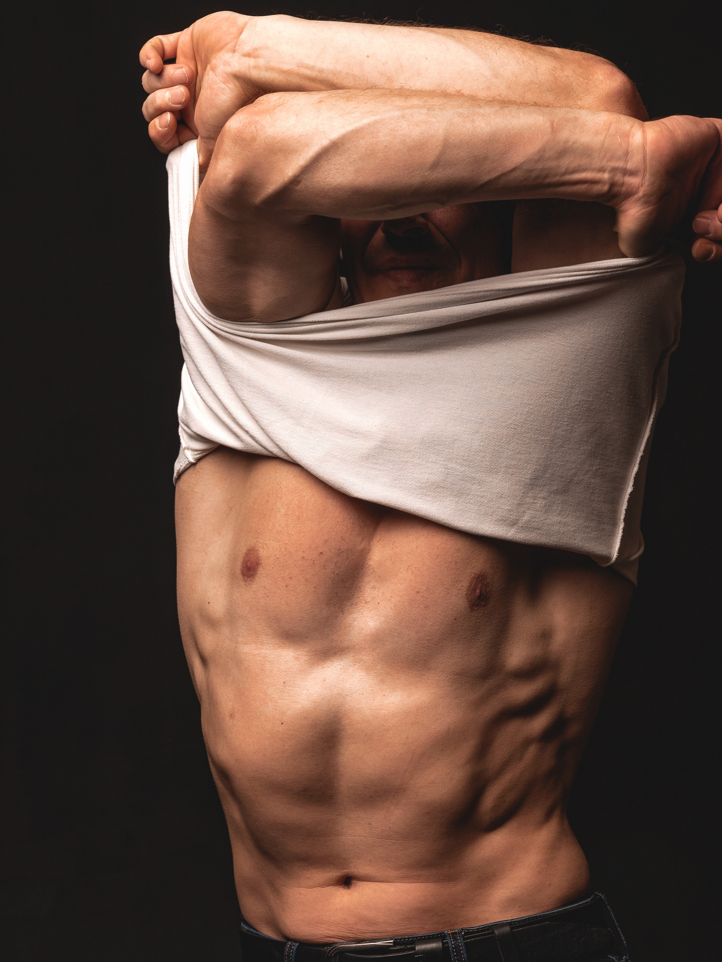 Алексей. Мужской портрет на черном фоне. Фотосессия в Спб в студии, фотограф Панютина Марина