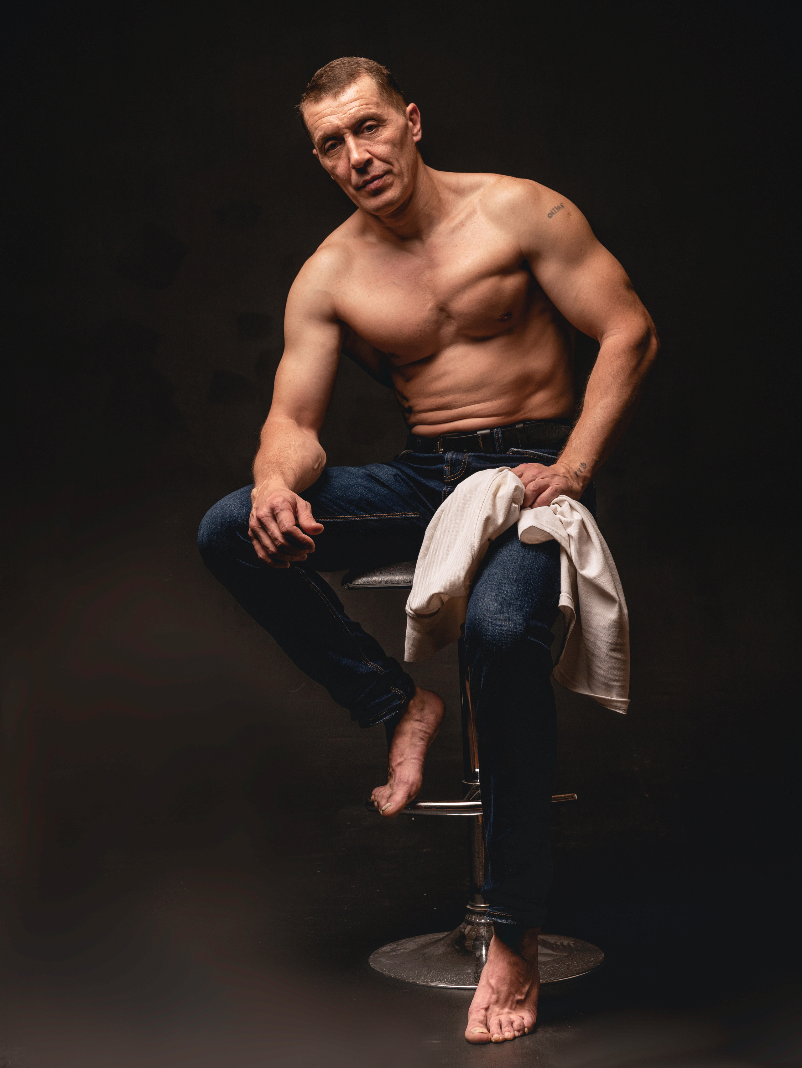 Алексей. Мужской портрет на черном фоне. Фотосессия в Спб в студии, фотограф Панютина Марина