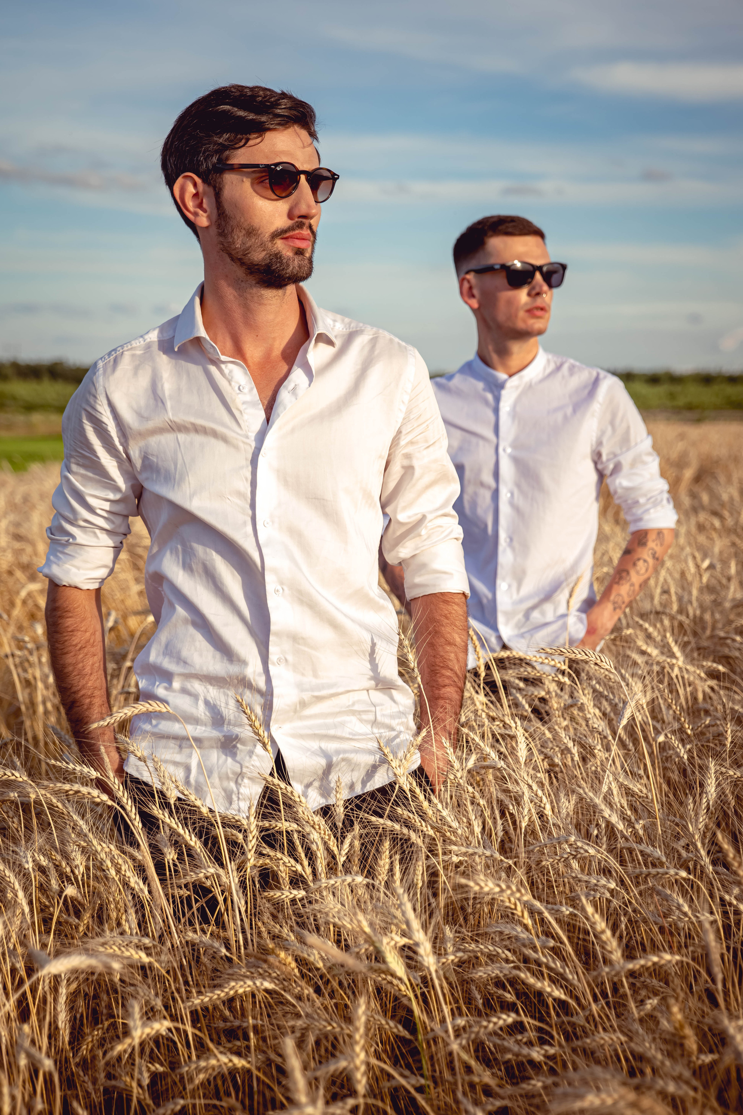 Вадим и Иван в поле. Фотосессия в Спб в студии, фотограф Панютина Марина