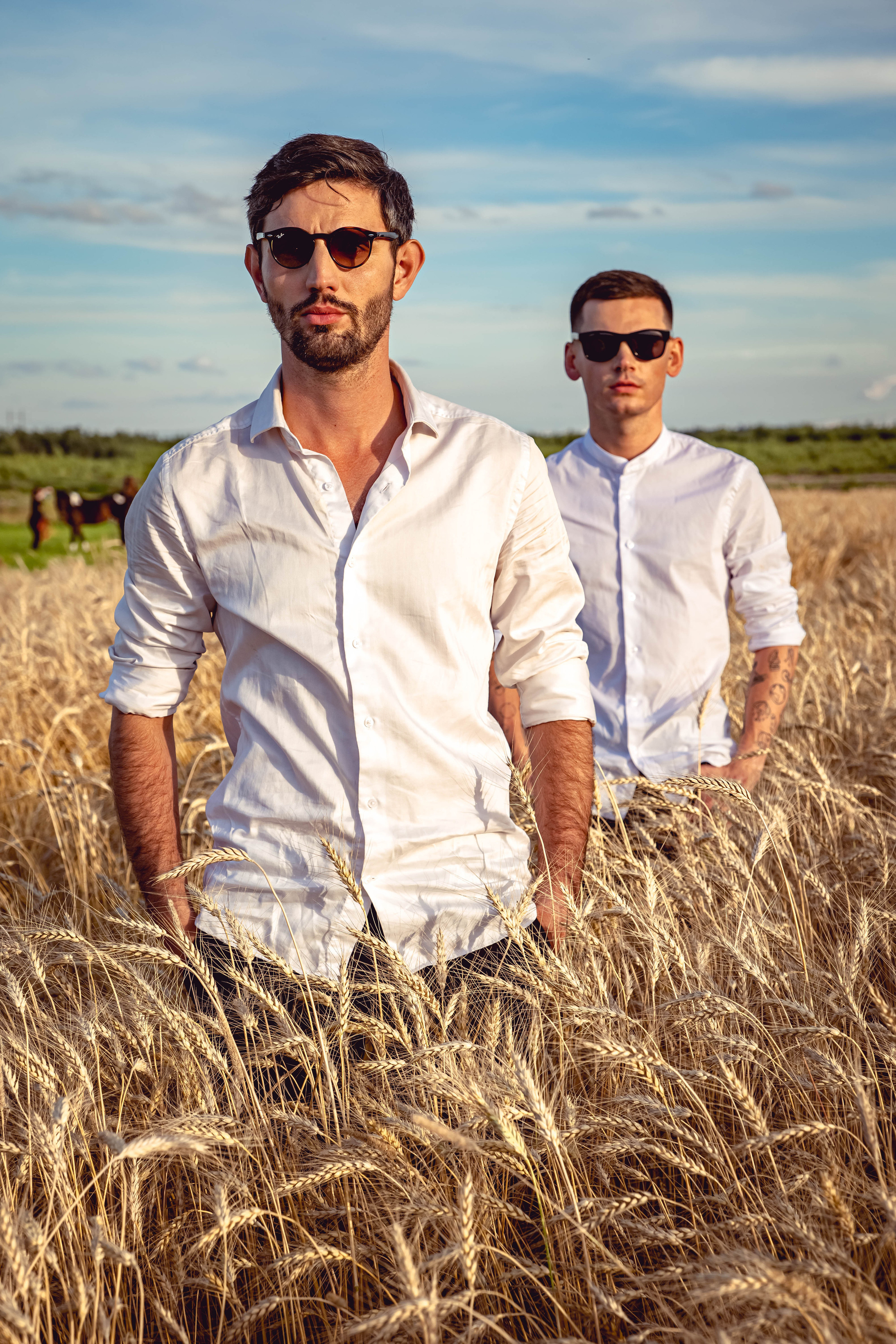 Вадим и Иван в поле. Фотосессия в Спб в студии, фотограф Панютина Марина