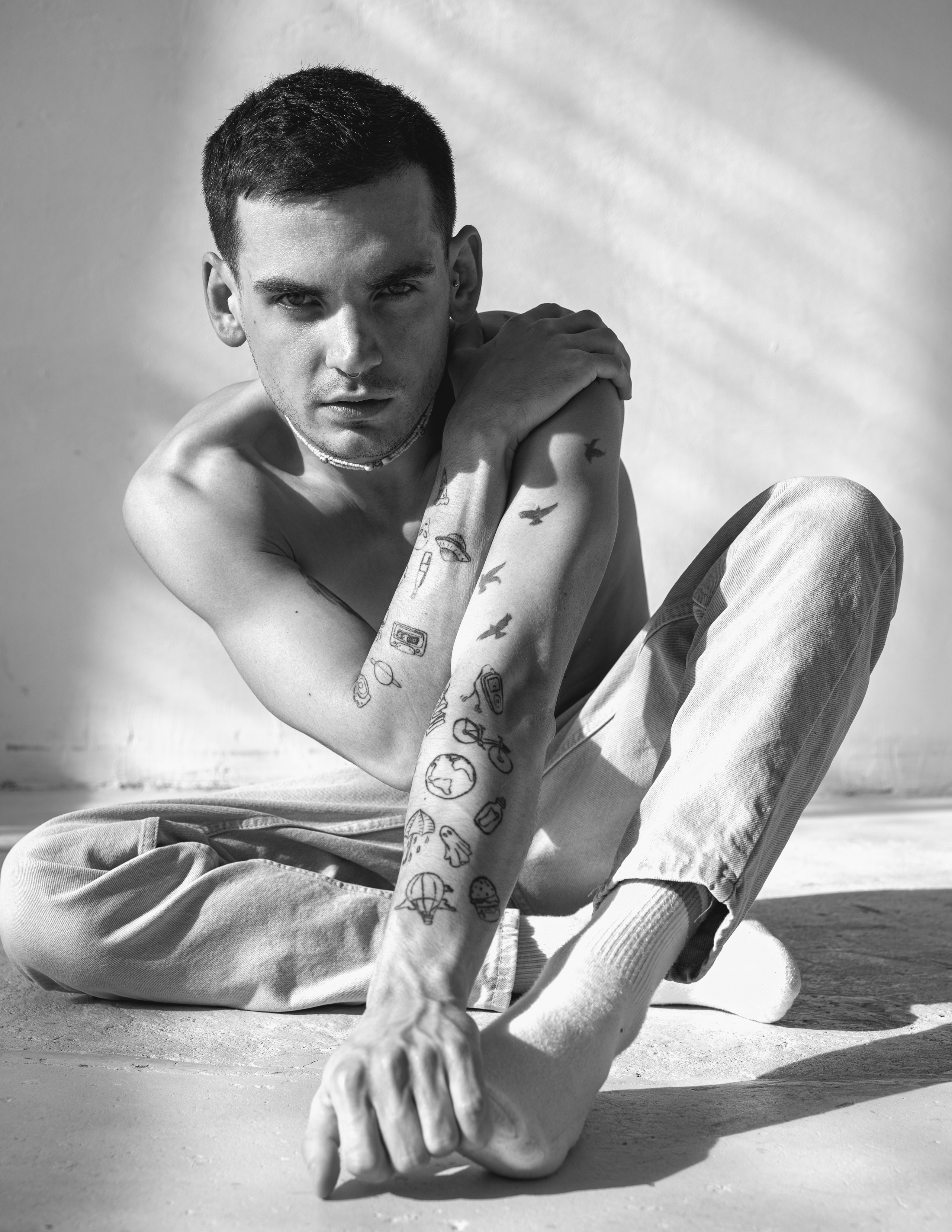 Вадим. ч/б портрет в светлой студии. Фотосессия в Спб в студии, фотограф Панютина Марина