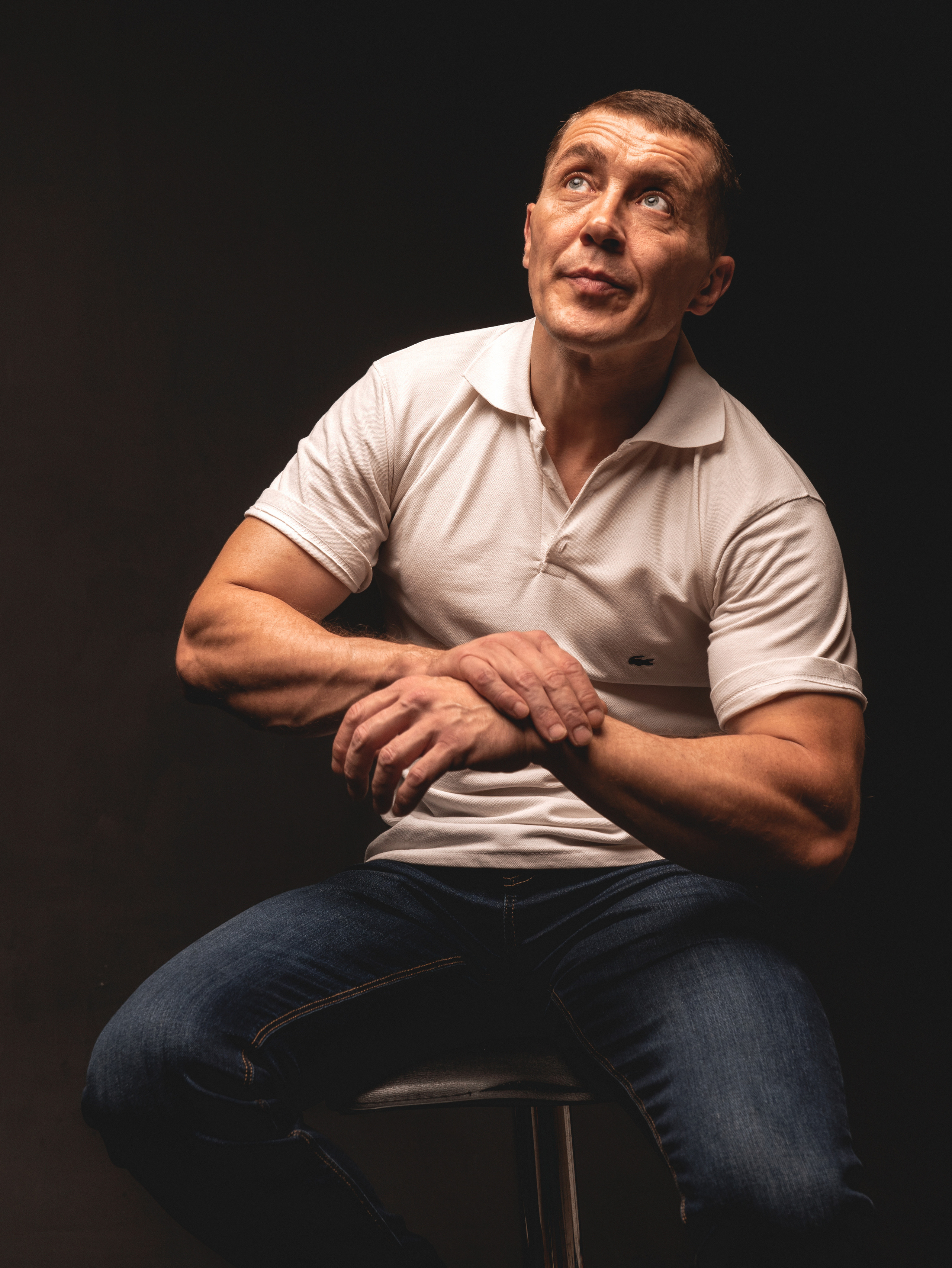 Алексей. Мужской портрет на черном фоне. Фотосессия в Спб в студии, фотограф Панютина Марина