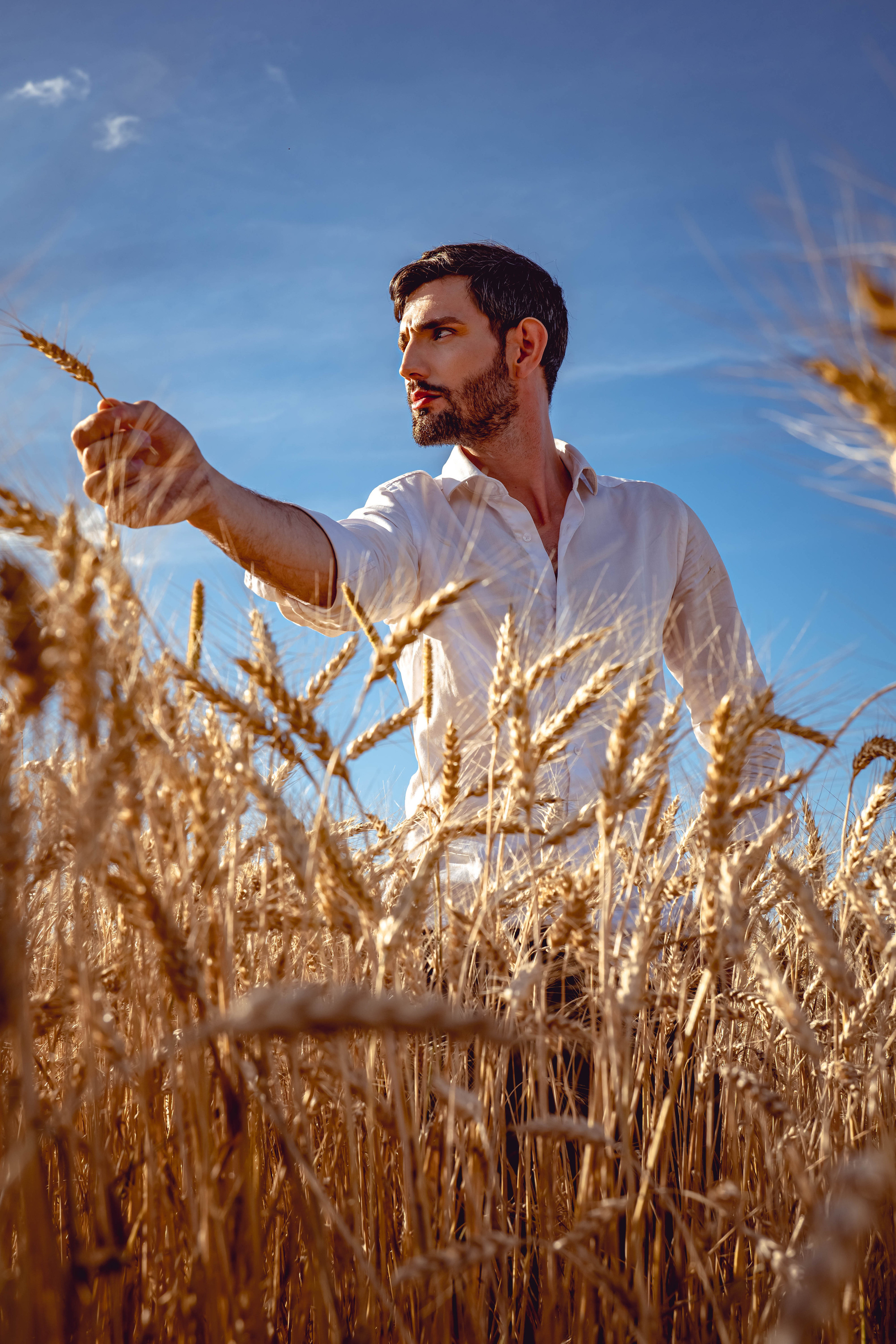 Иван в поле. Фотосессия в Спб в студии, фотограф Панютина Марина
