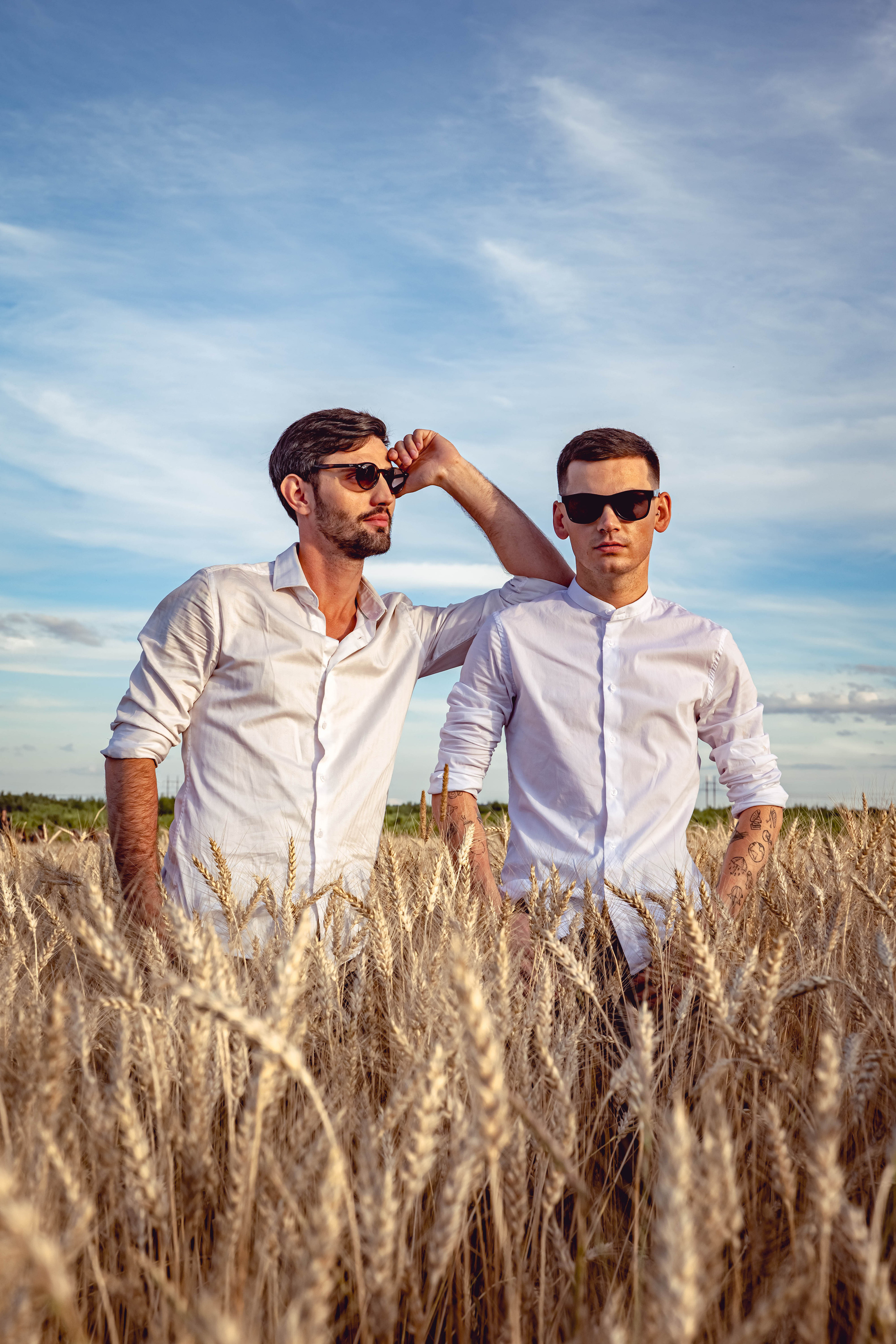 Вадим и Иван в поле. Фотосессия в Спб в студии, фотограф Панютина Марина