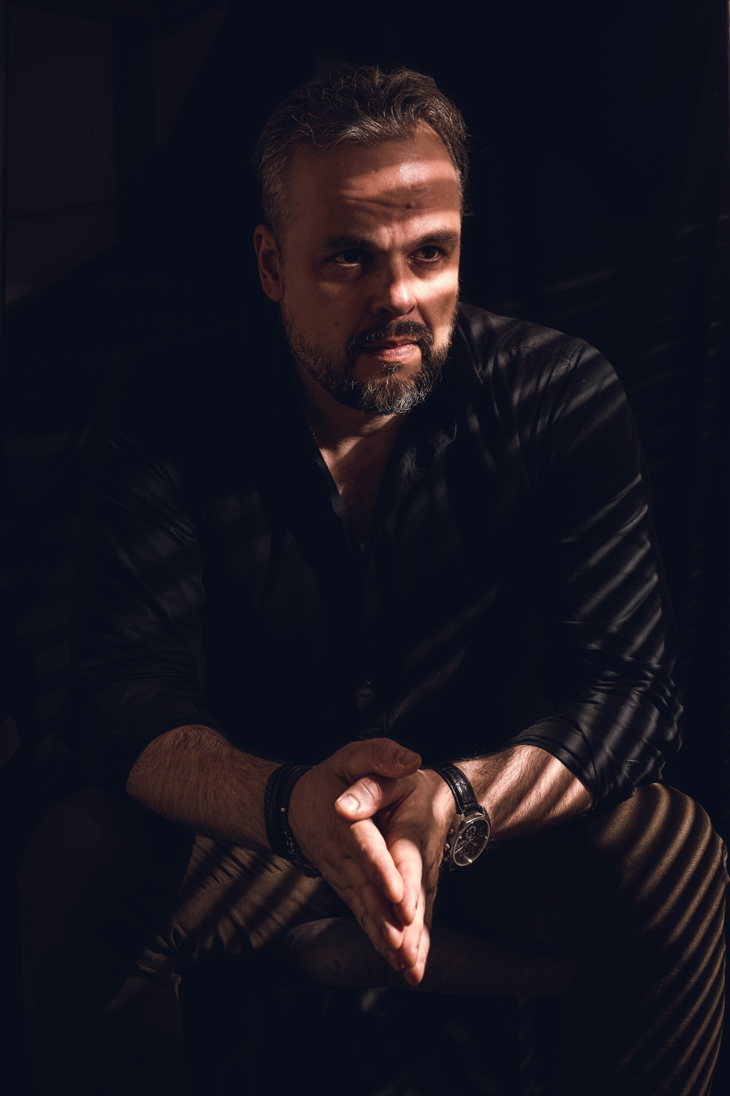 Фотограф Александр Шведов. Портрет. Фотосессия в Спб в студии, фотограф Панютина Марина