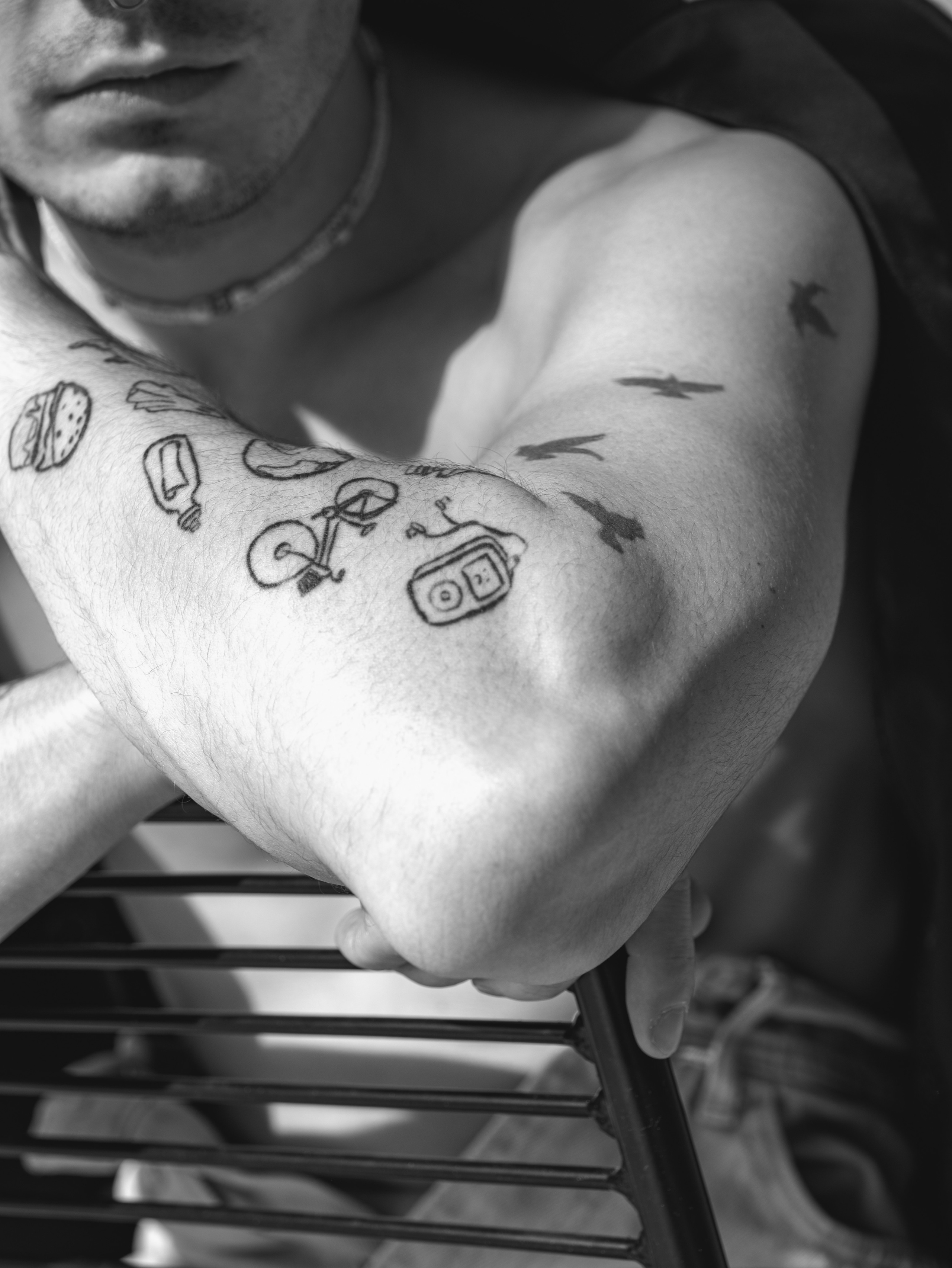 Вадим. ч/б портрет в светлой студии. Фотосессия в Спб в студии, фотограф Панютина Марина