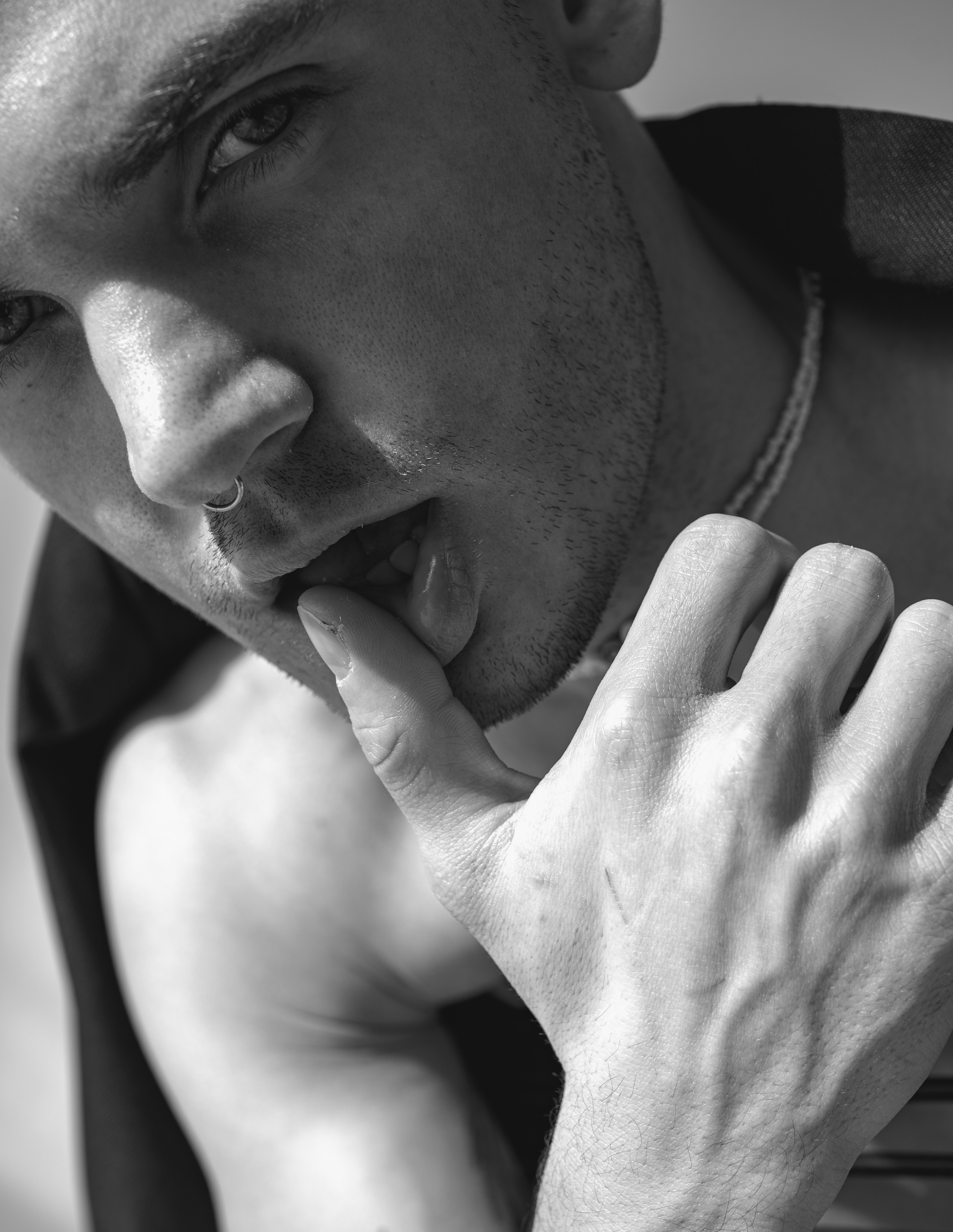 Вадим. ч/б портрет в светлой студии. Фотосессия в Спб в студии, фотограф Панютина Марина