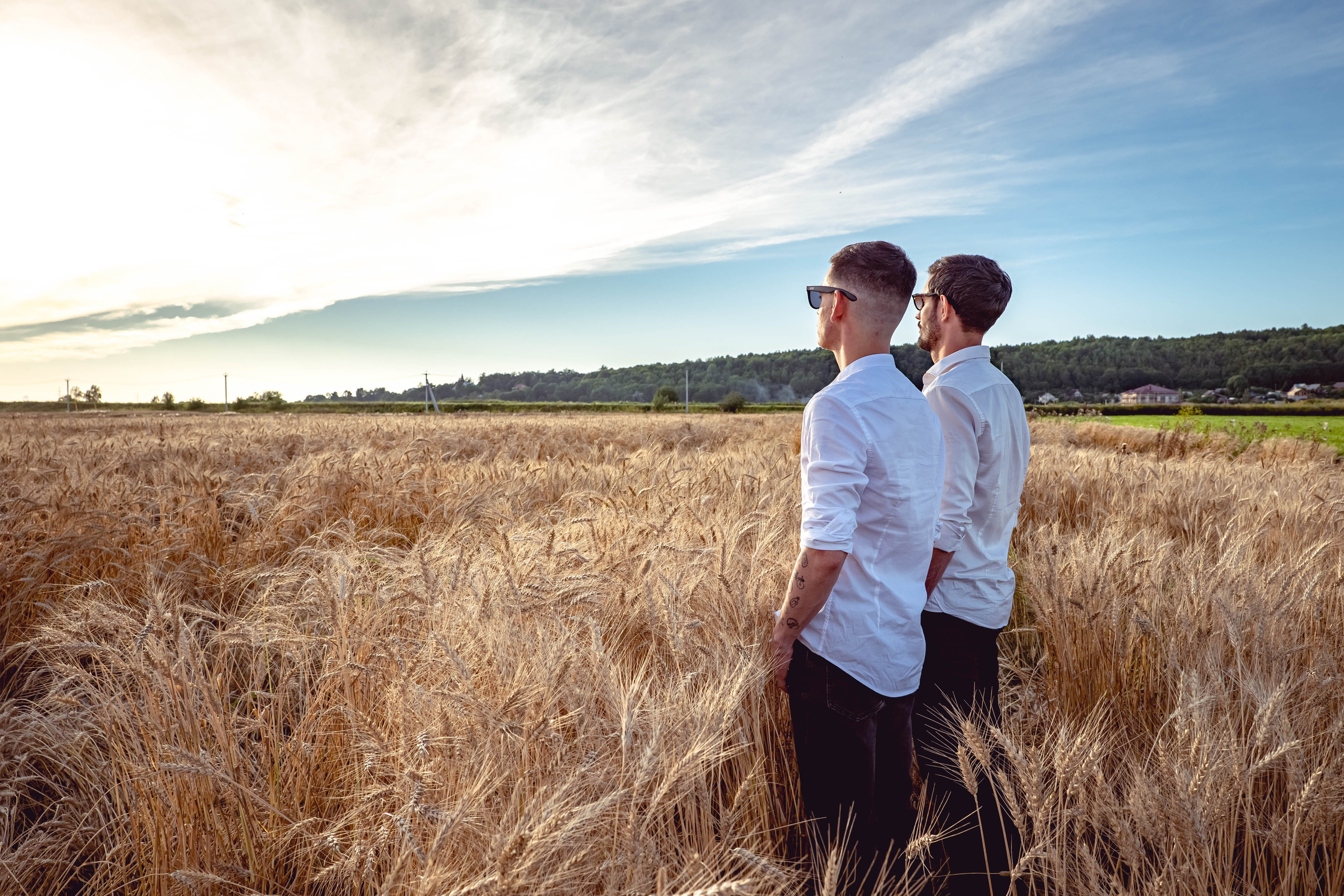 Вадим и Иван в поле. Фотосессия в Спб в студии, фотограф Панютина Марина